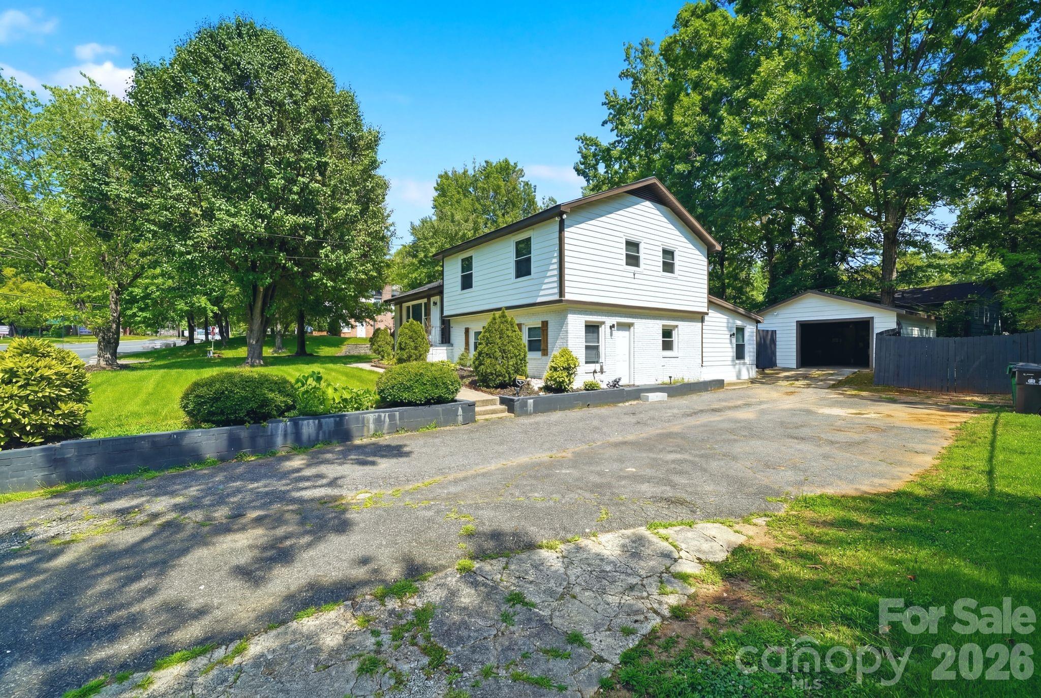 7552 Idlewild Road Property Photo 3