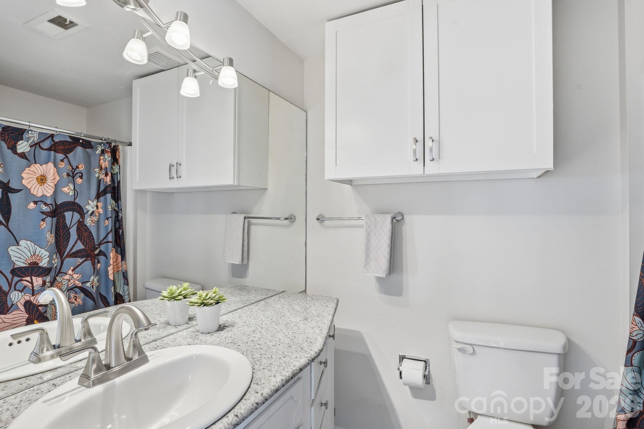 721 N Poplar Street 1 Property Photo 16