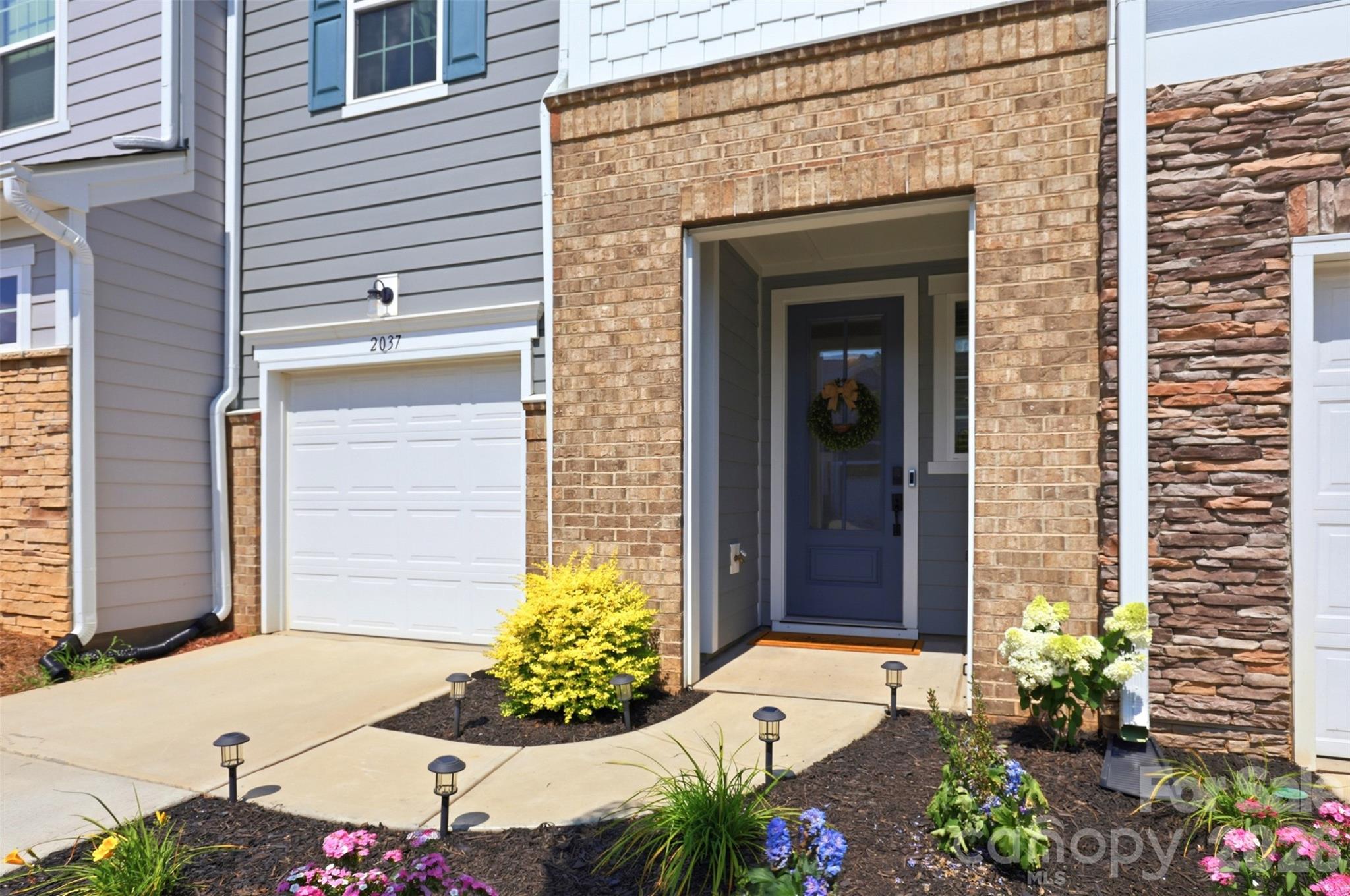 2037 Howell Creek Way Property Photo 2