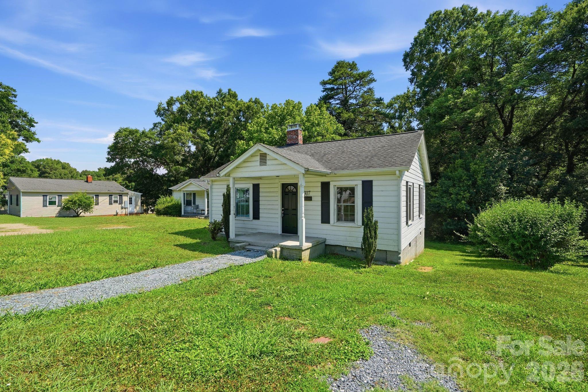 307 Clay Street Property Photo 3