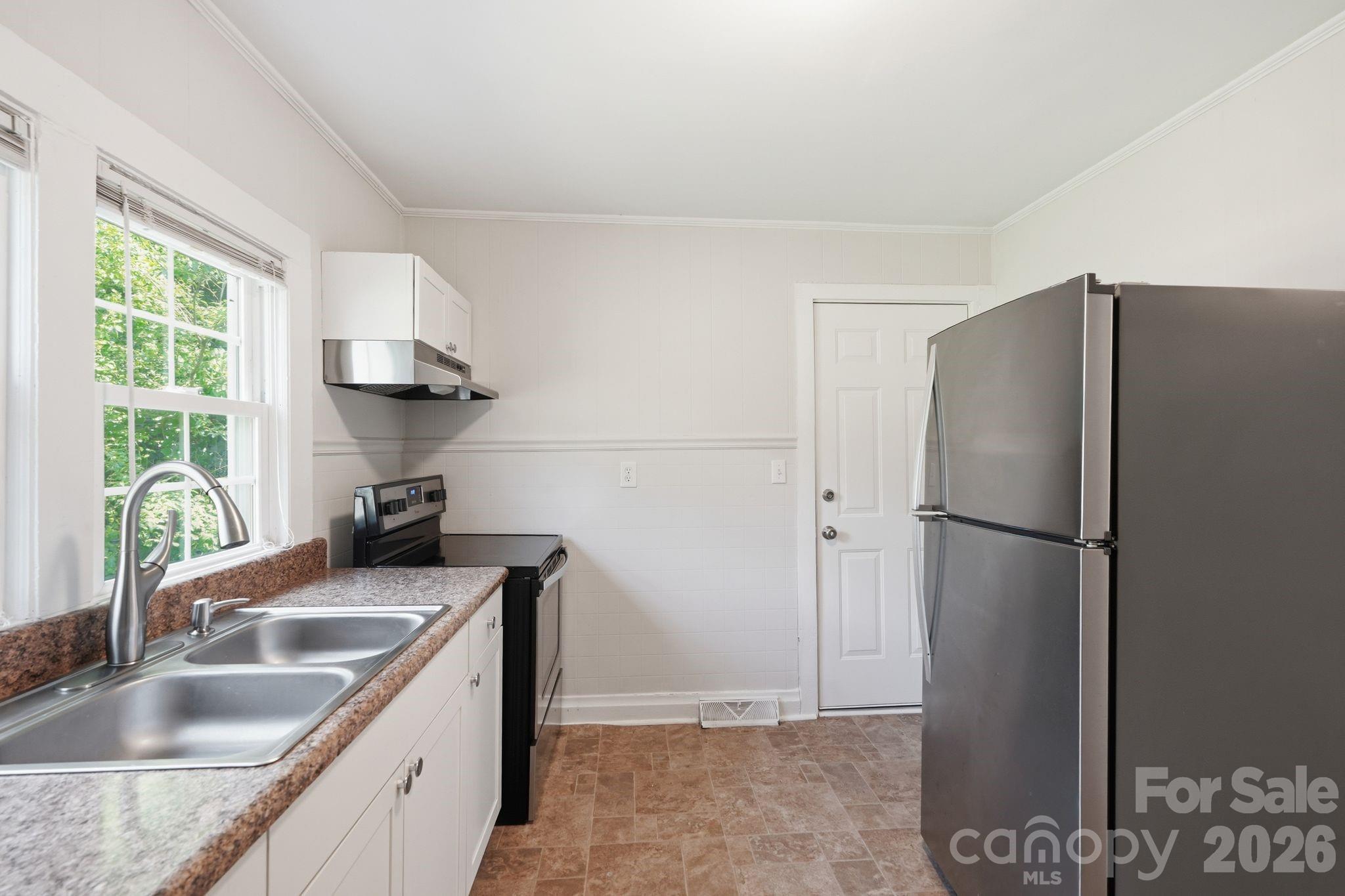 307 Clay Street Property Photo 9