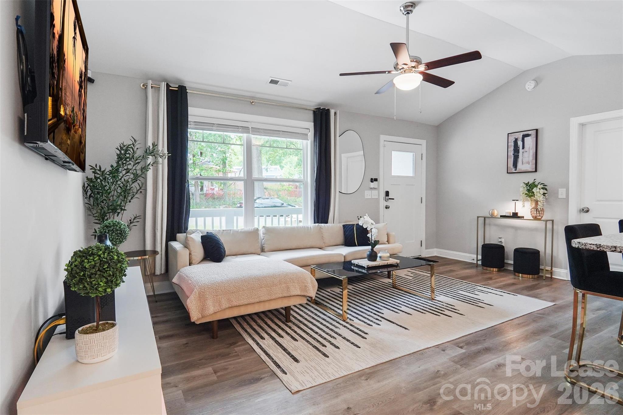 2675 Elmin Street Property Photo 5