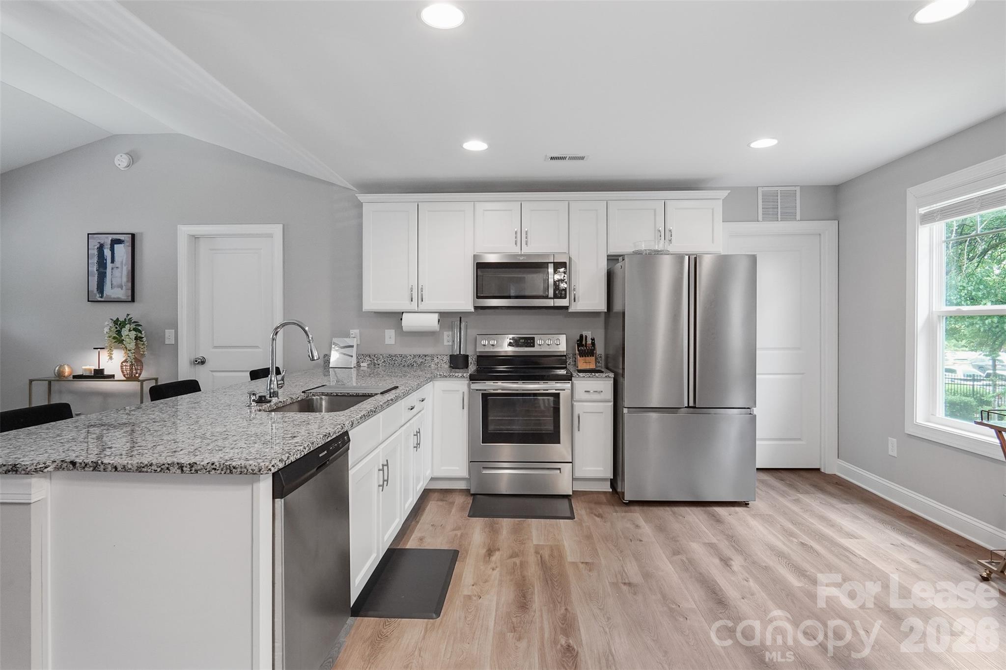 2675 Elmin Street Property Photo 7