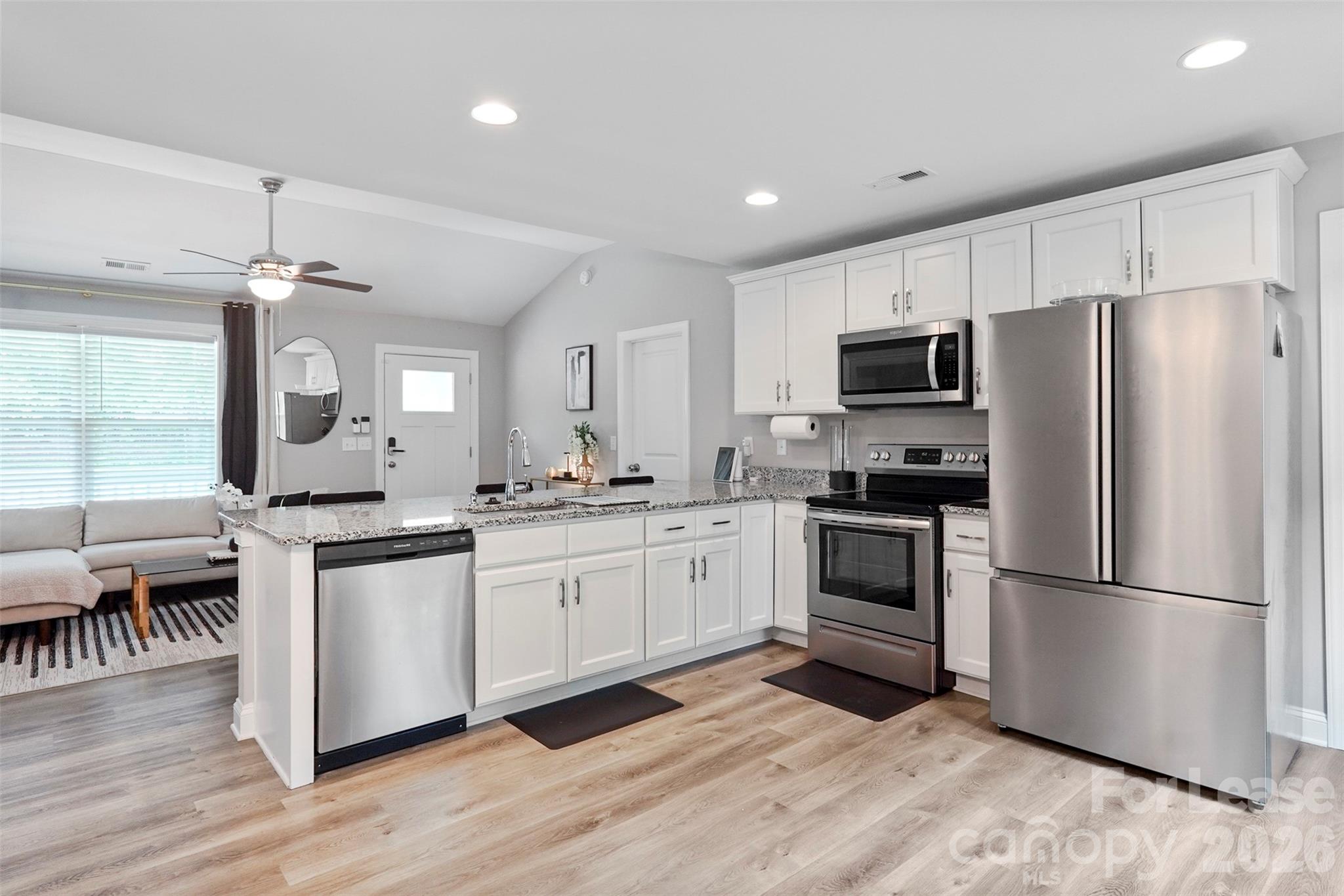 2675 Elmin Street Property Photo 8