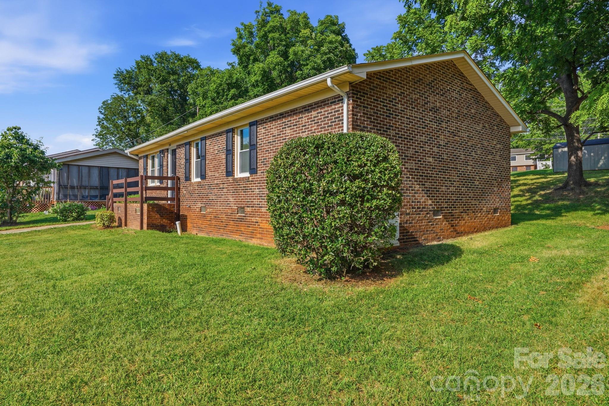 202 Cooke Circle Property Photo 3
