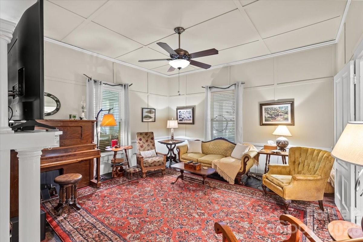 221 N Main Street Property Photo 8