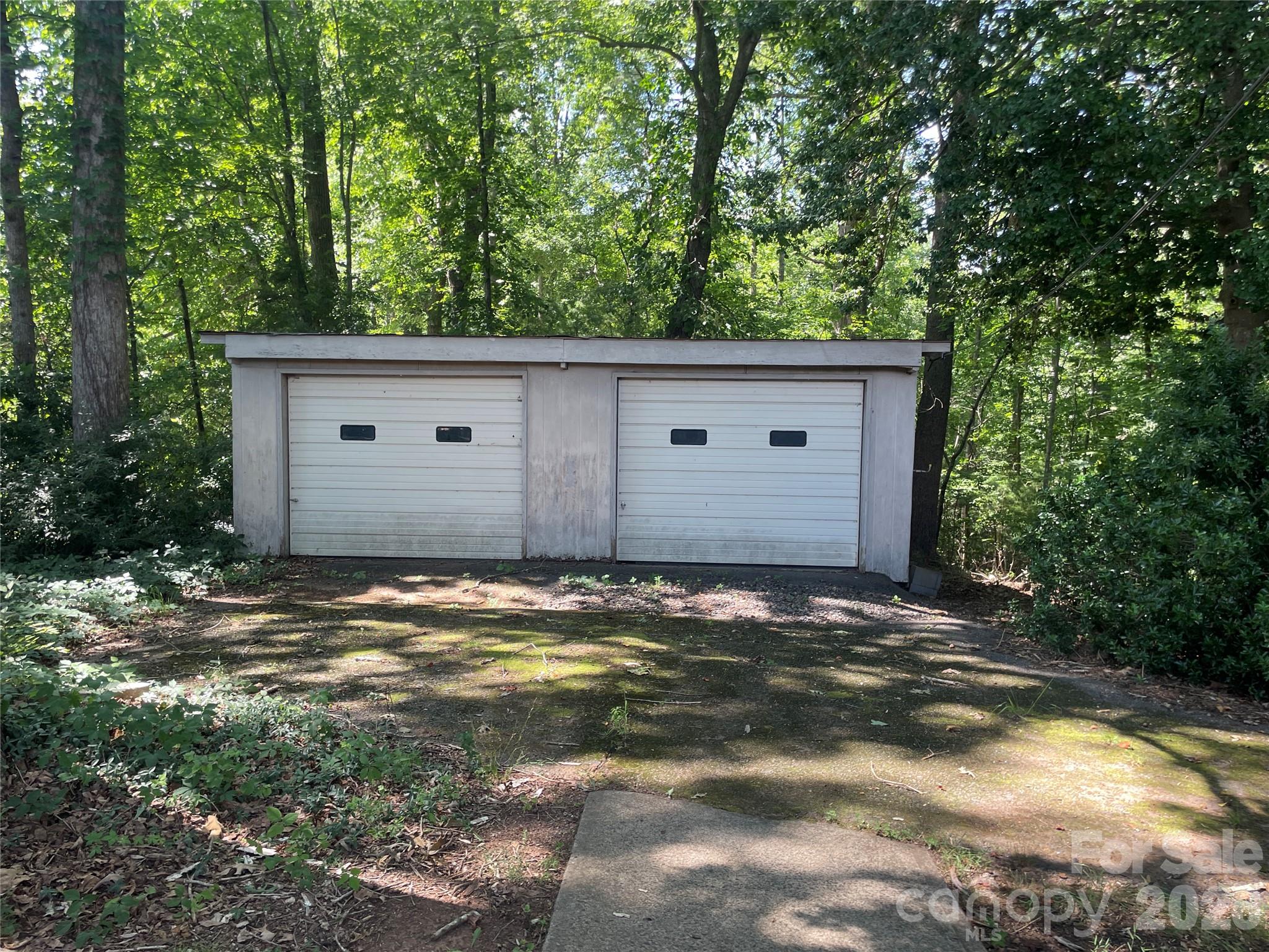 1099 Amherst Road Property Photo 4