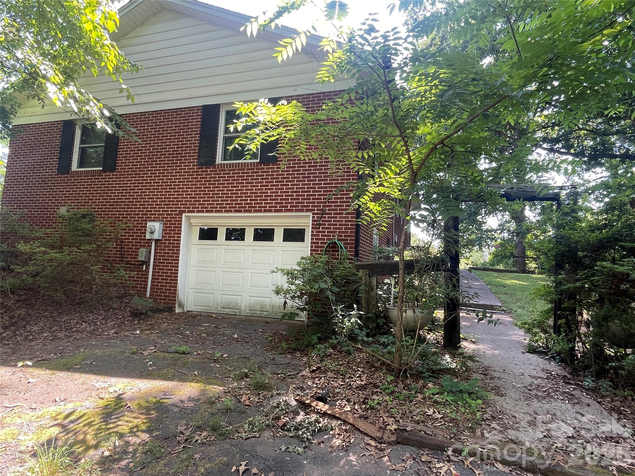 1099 Amherst Road Property Photo 6