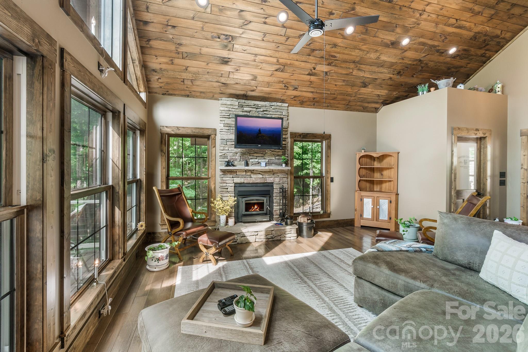 1009 Larkspur Trail Property Photo 3