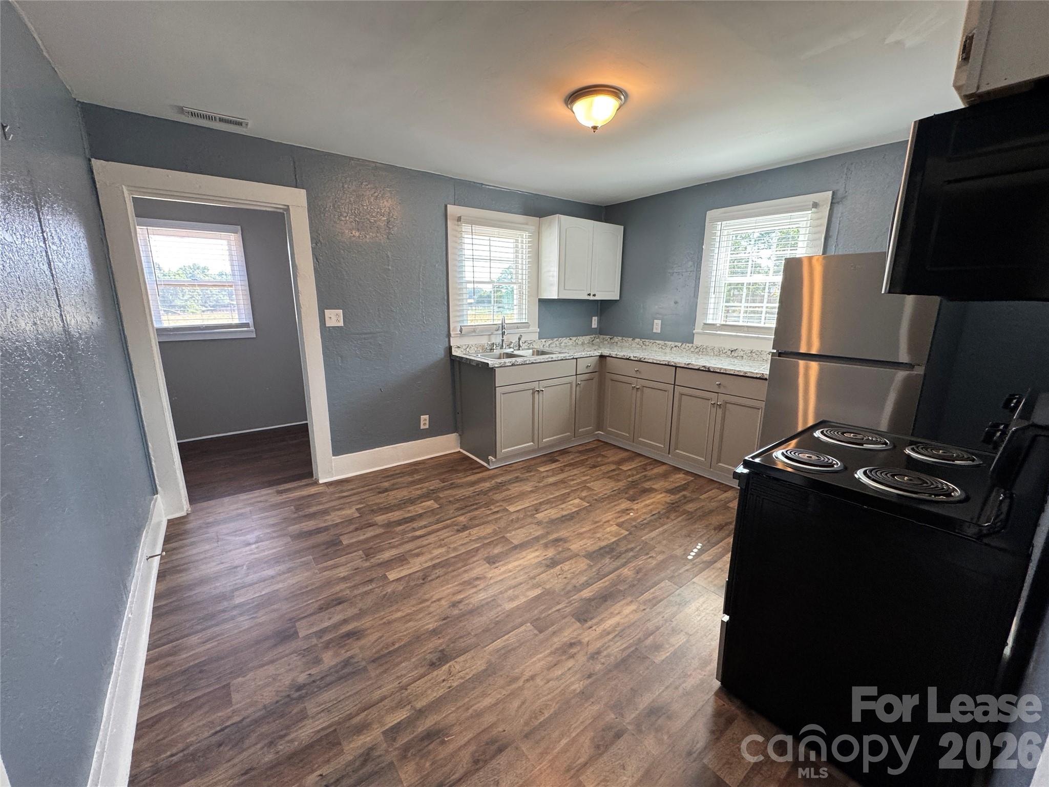 3061 Lee Road Property Photo 4
