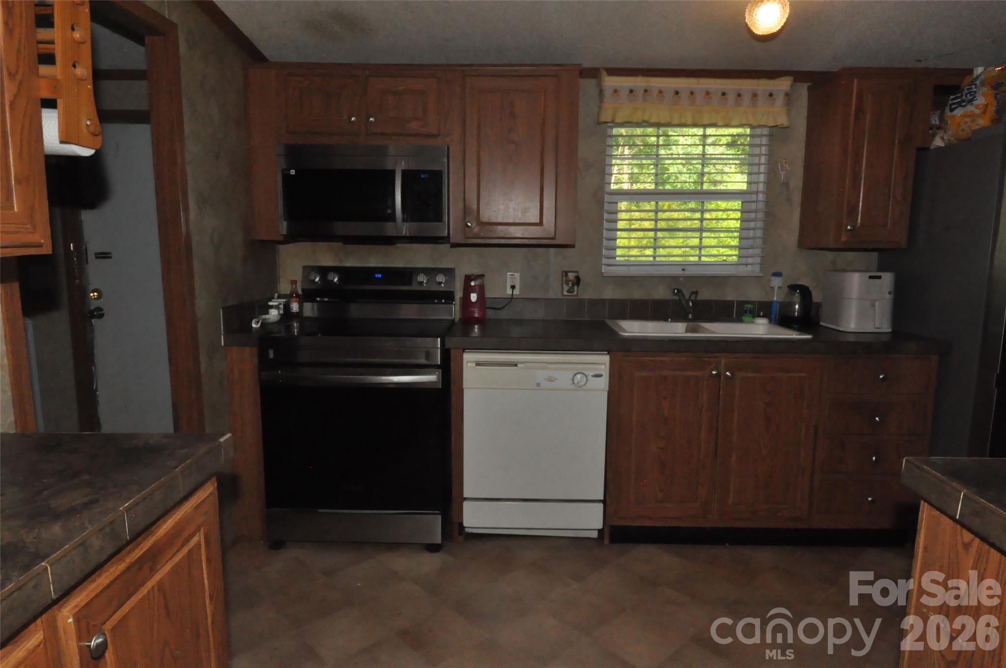 977 Langley Drive Property Photo 5