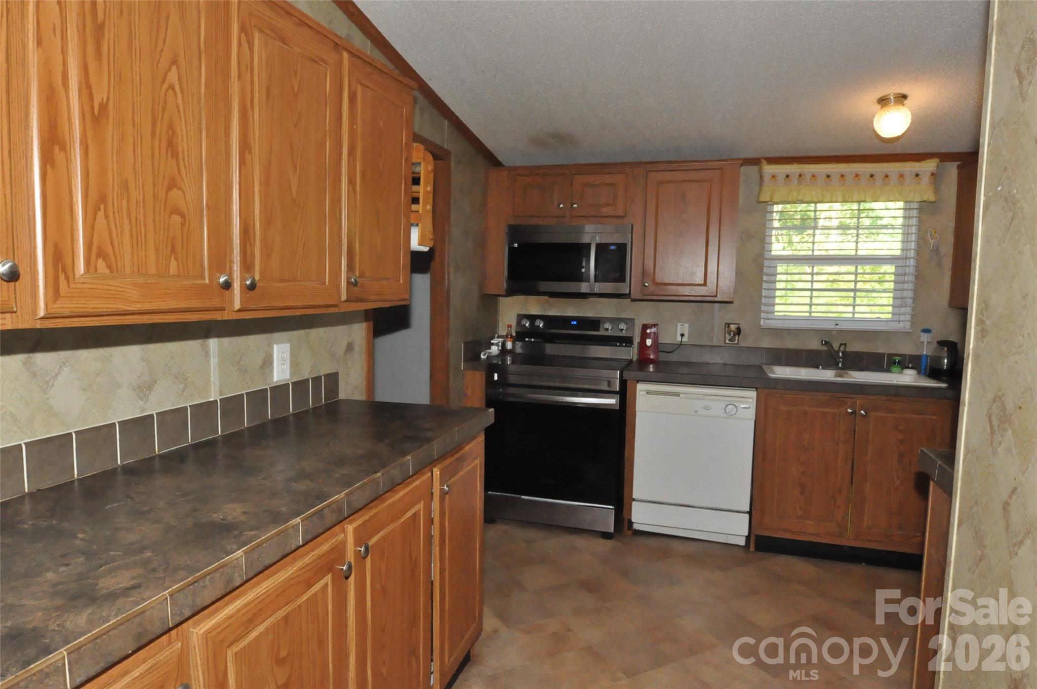 977 Langley Drive Property Photo 6