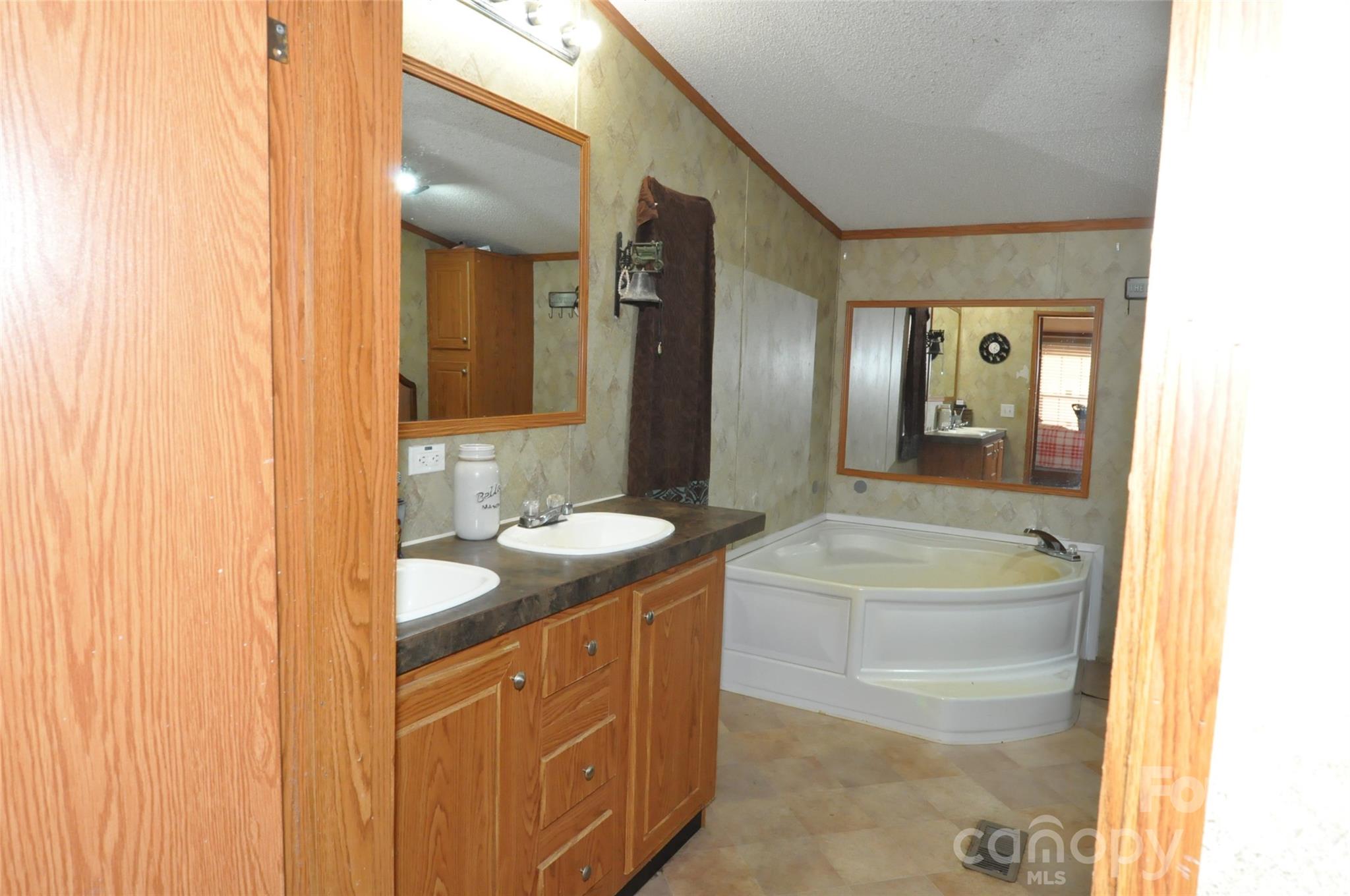977 Langley Drive Property Photo 14