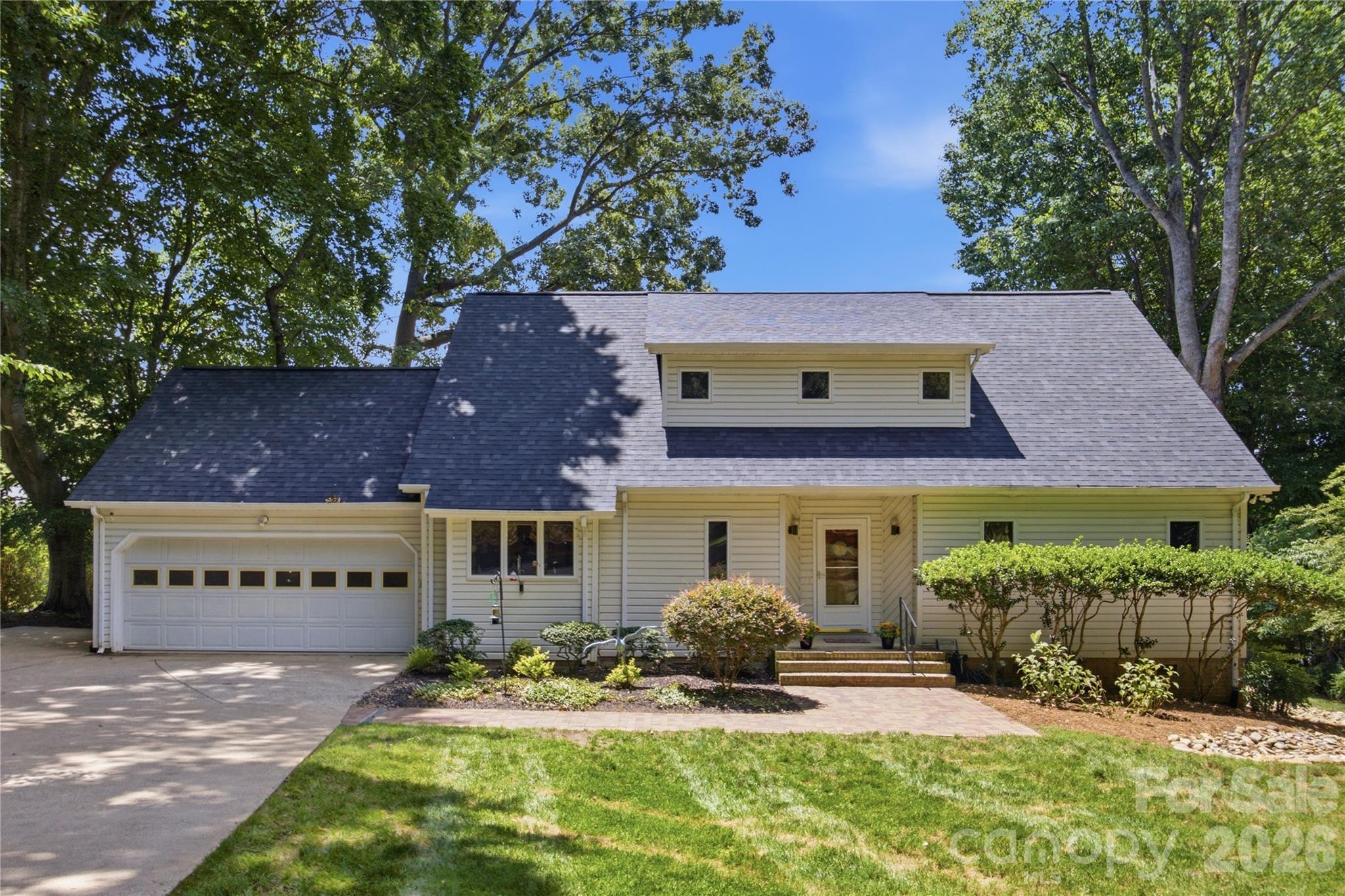2216 Holly Lane Property Photo 1