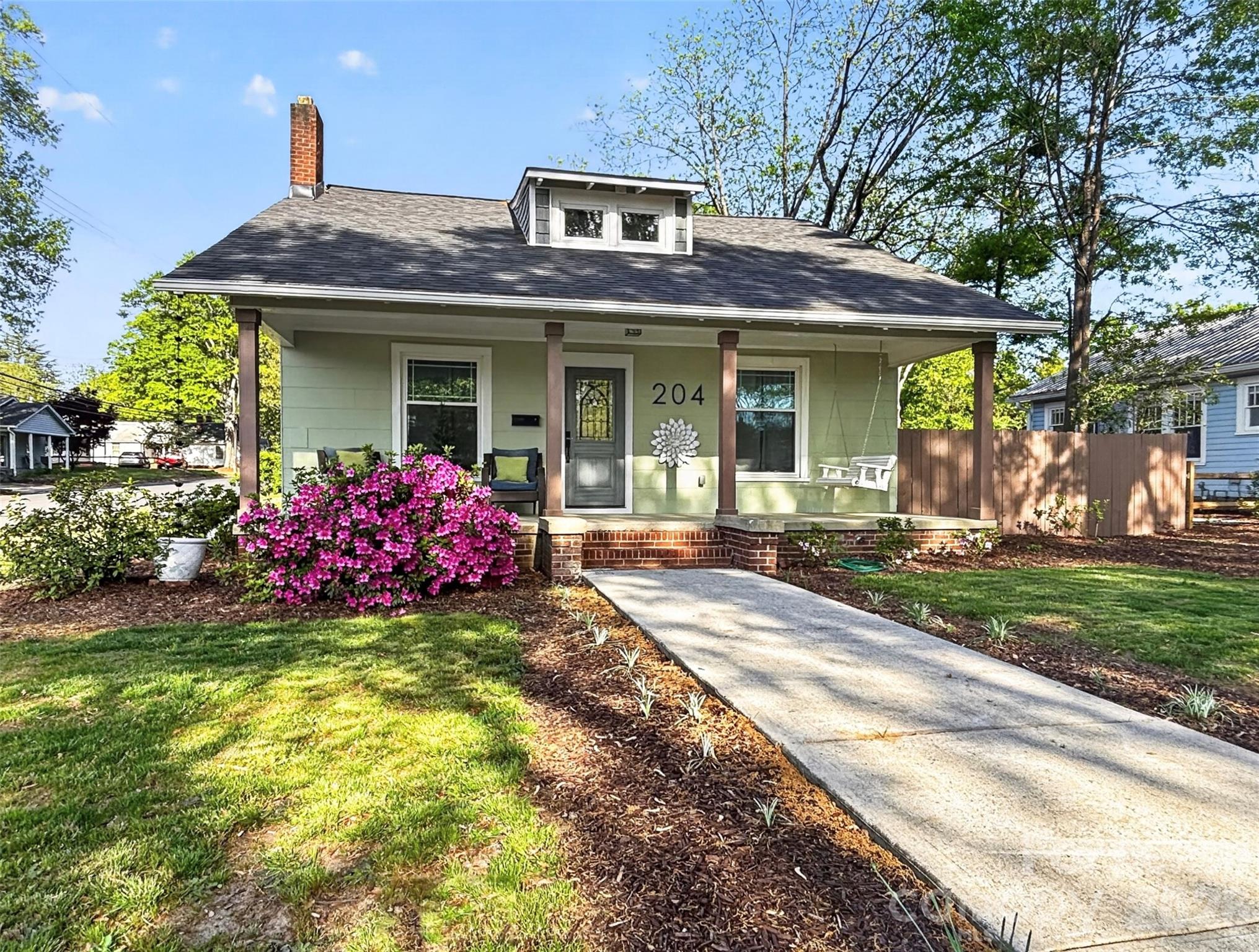 204 E Mcneely Avenue Property Photo 1
