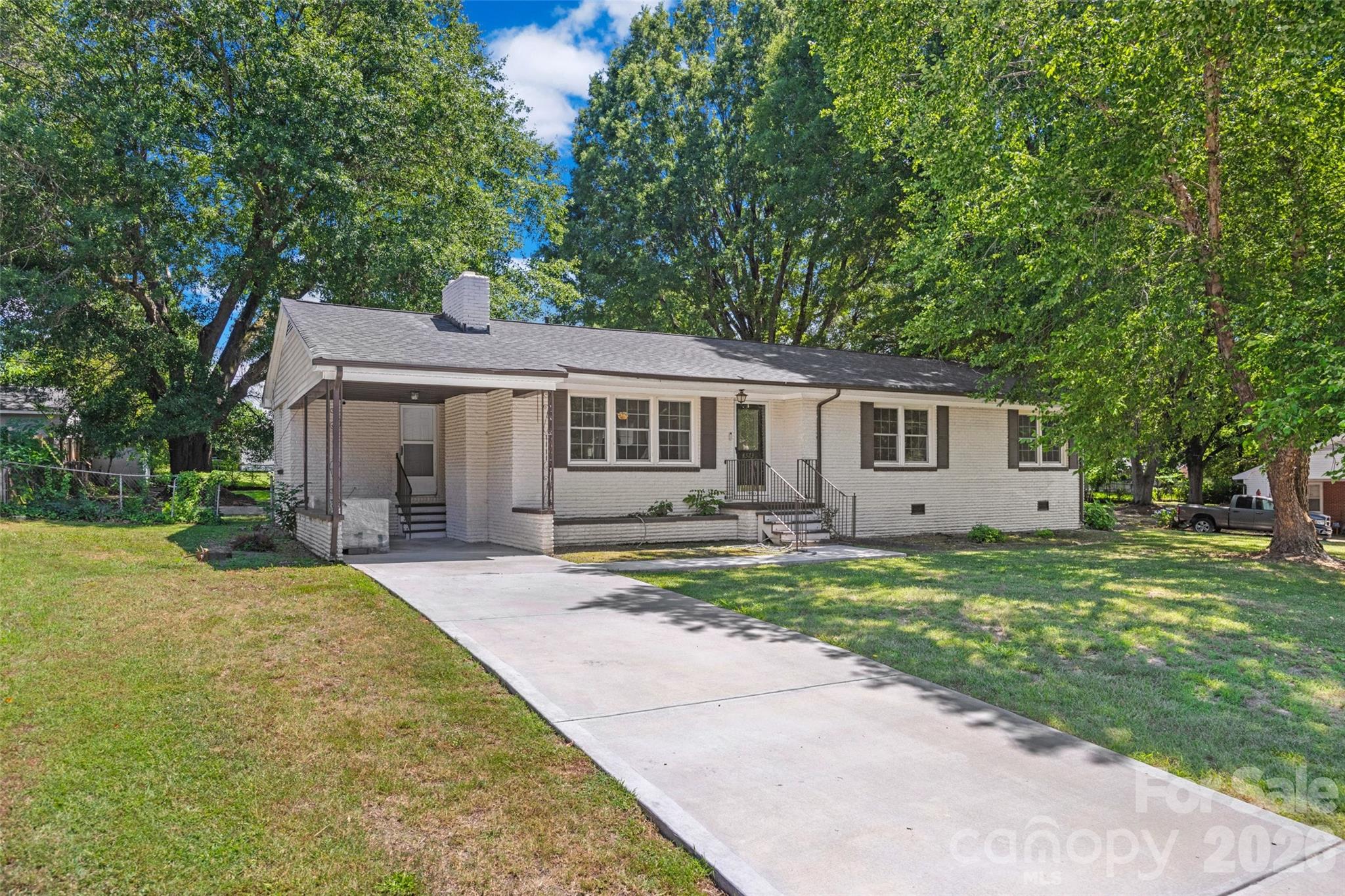 2323 Hedgewood Circle Property Photo