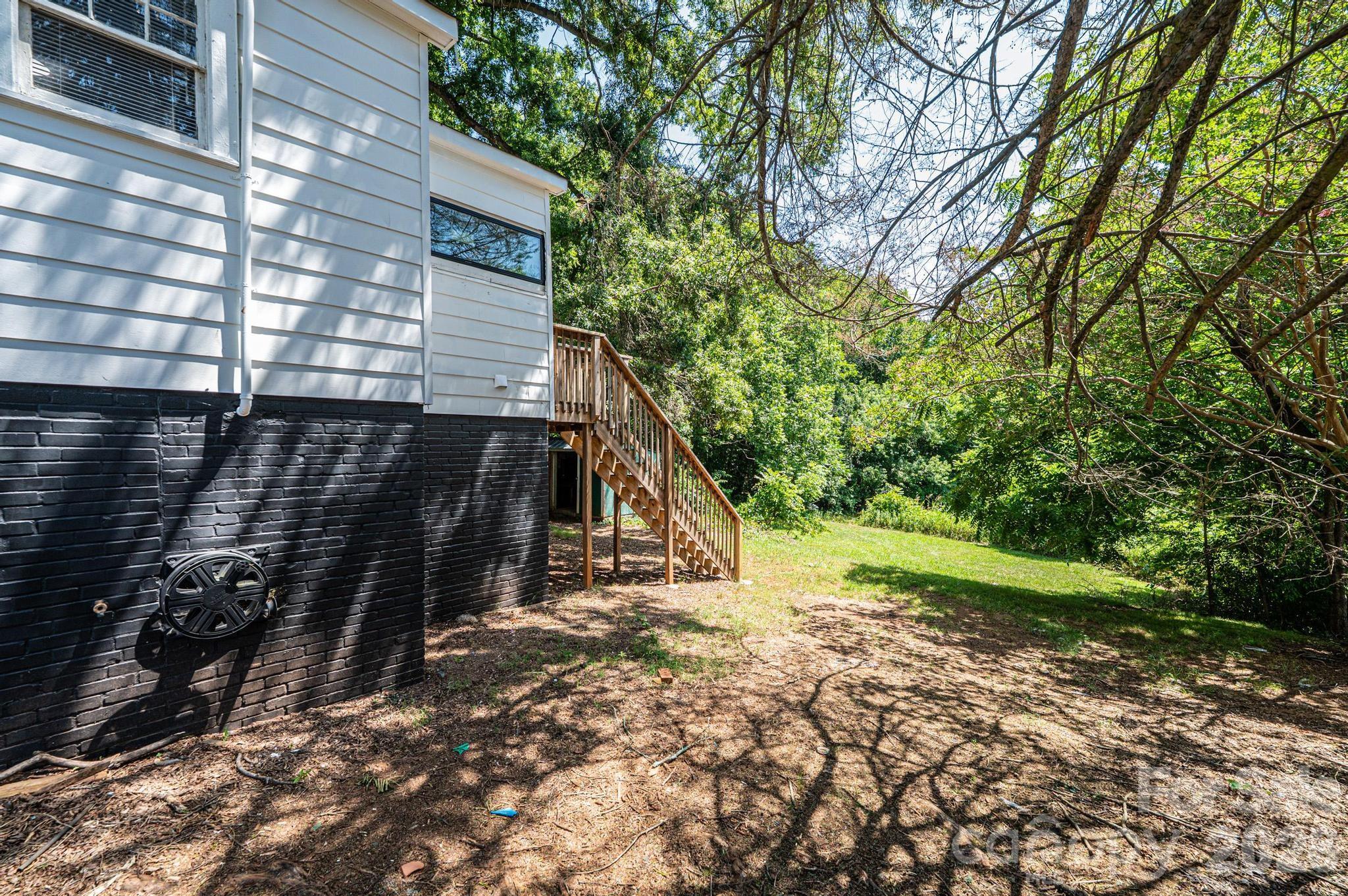 423 N Davis Avenue Property Photo 32