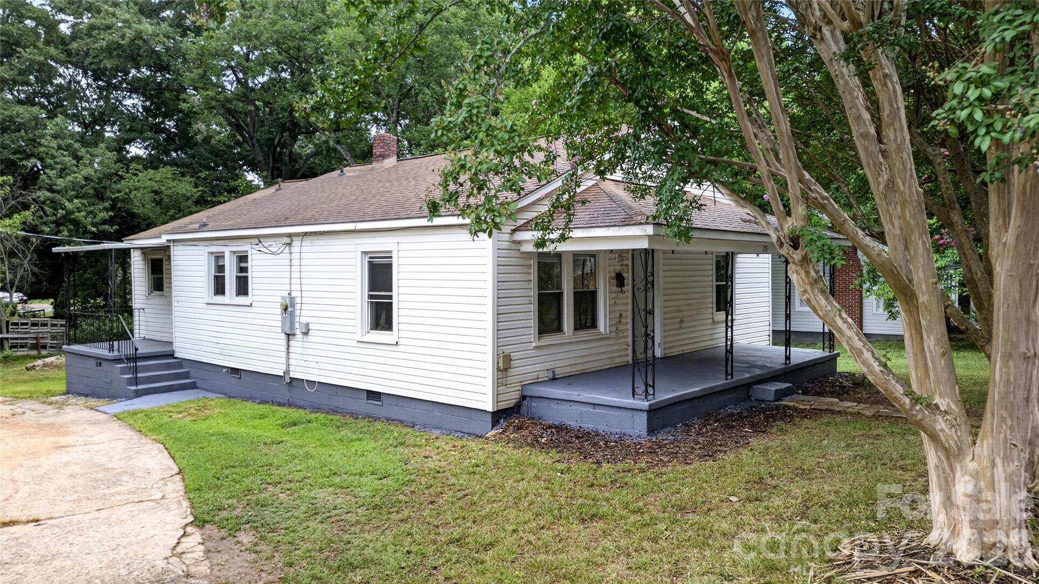 216 W Shannonhouse Street Property Photo 5