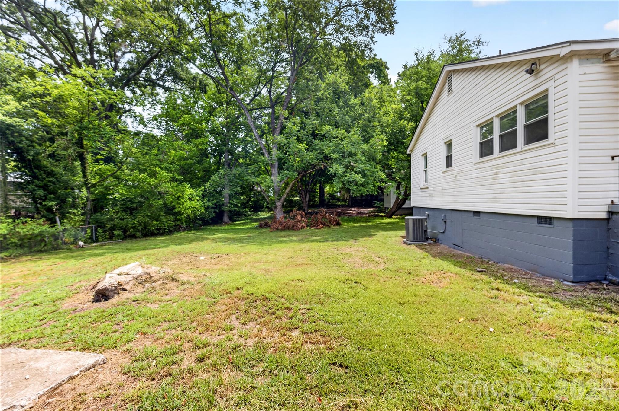 216 W Shannonhouse Street Property Photo 6