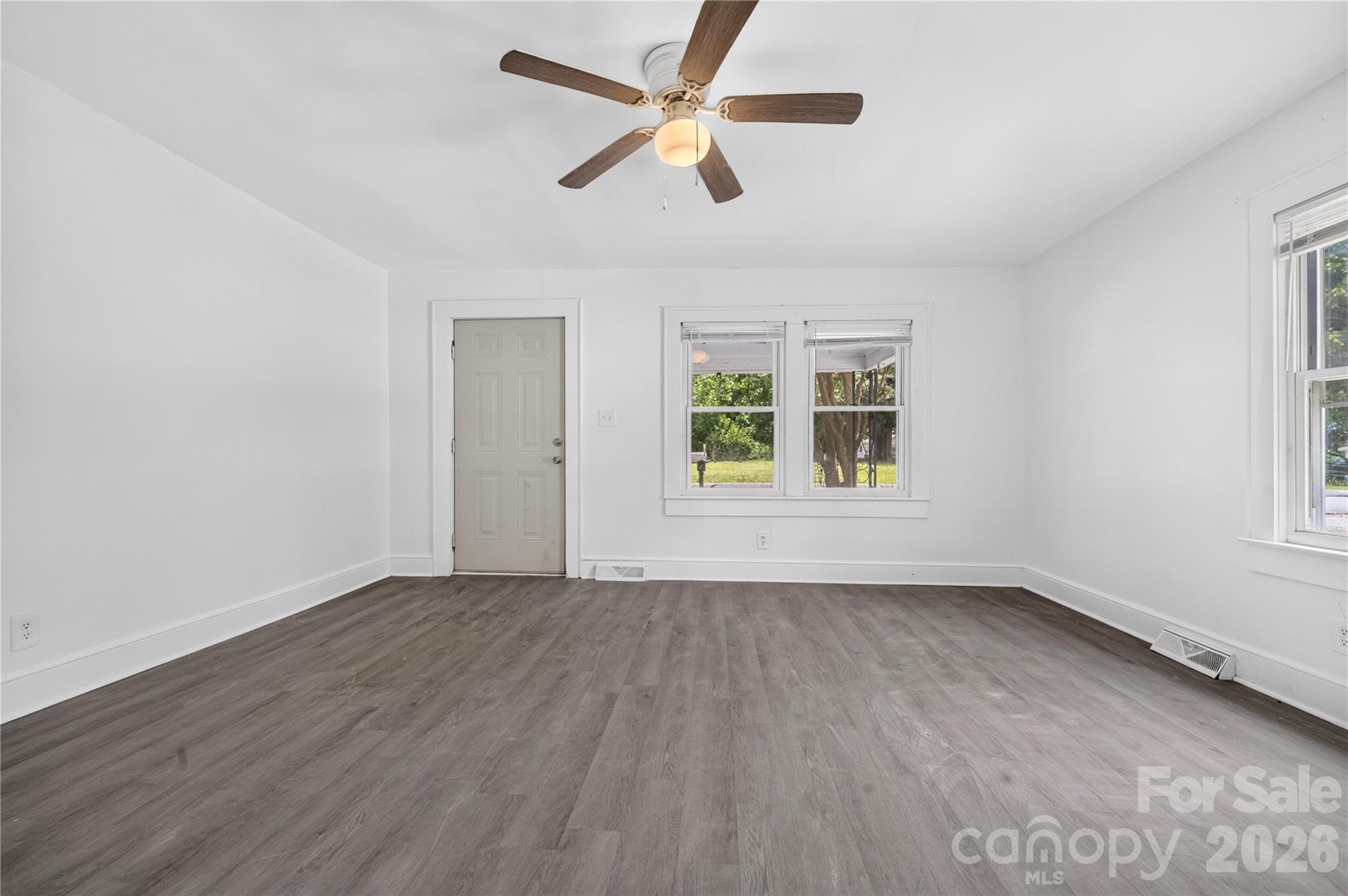 216 W Shannonhouse Street Property Photo 8