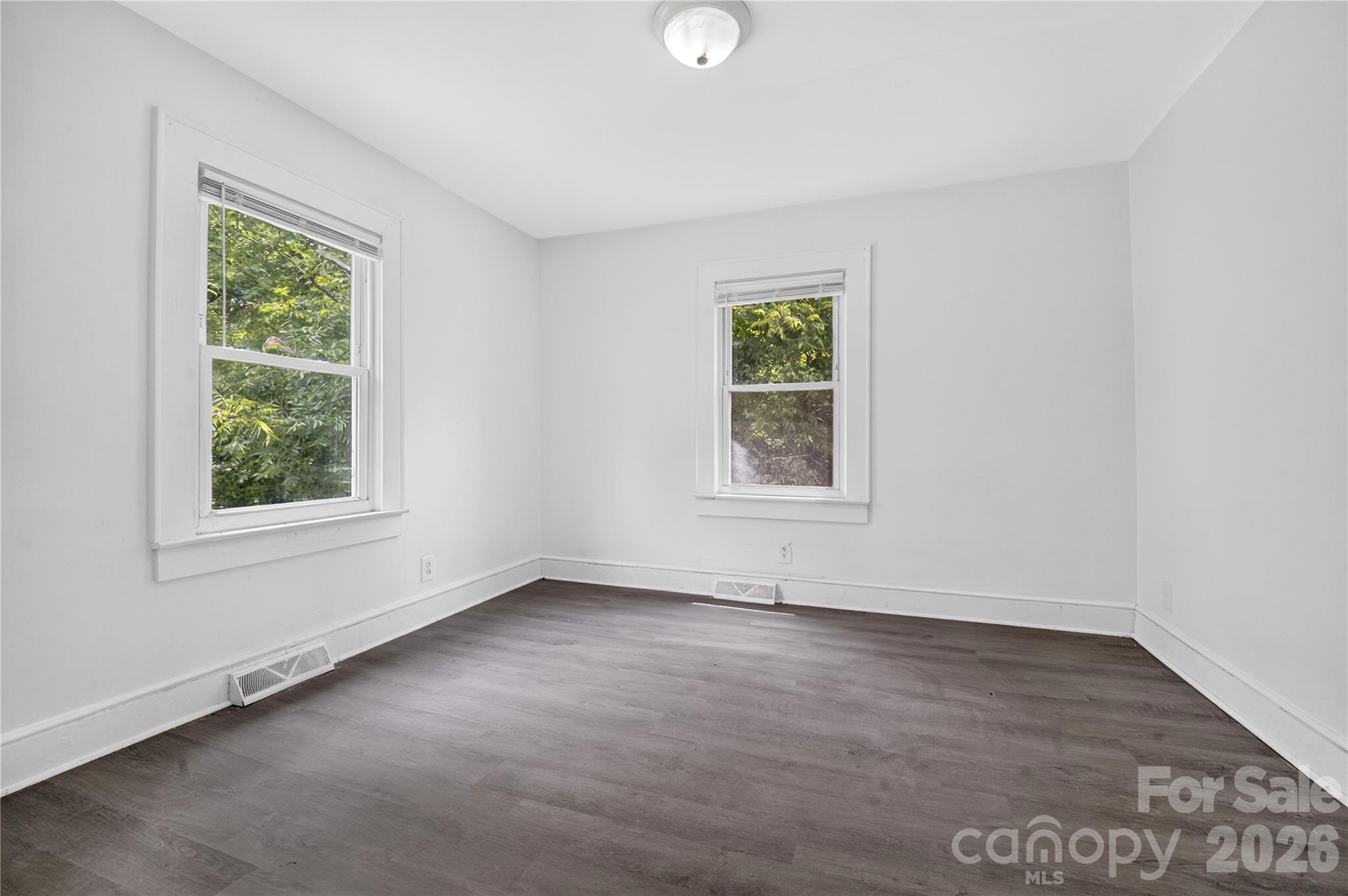 216 W Shannonhouse Street Property Photo 18