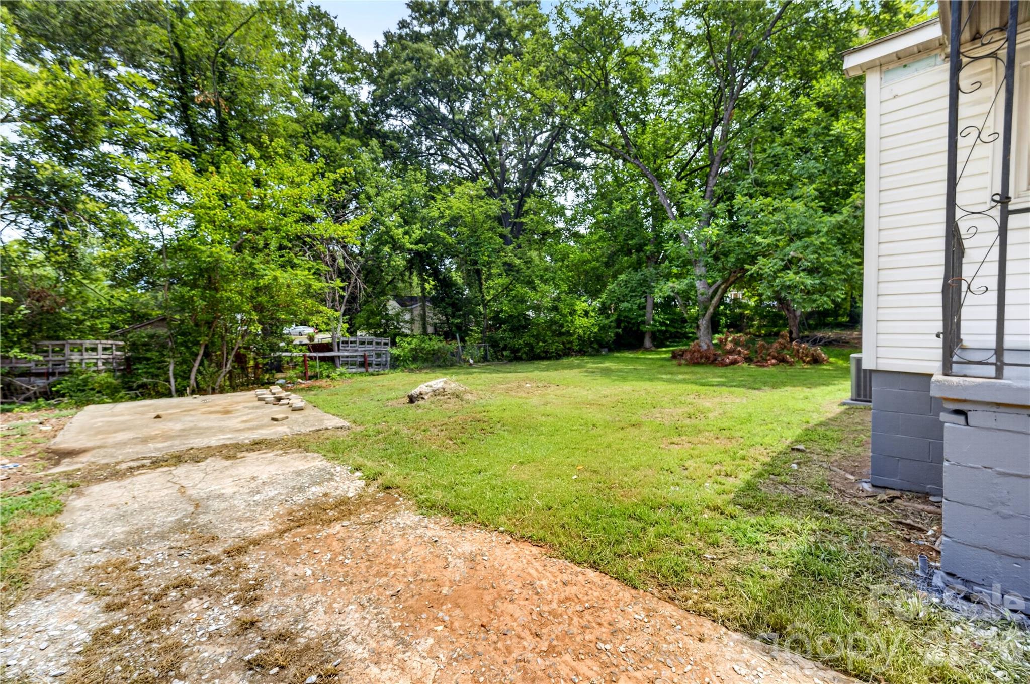 216 W Shannonhouse Street Property Photo 29