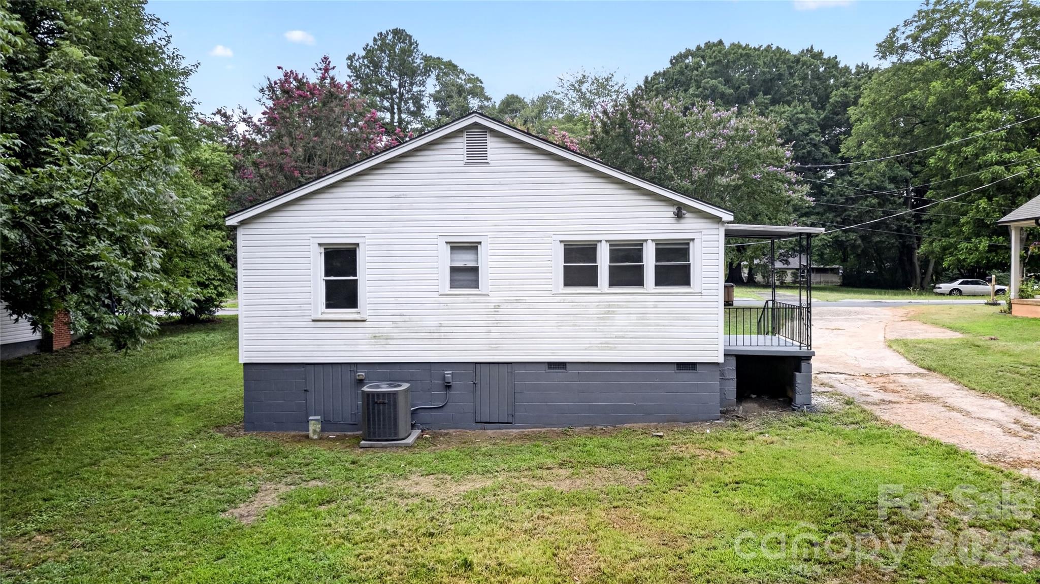 216 W Shannonhouse Street Property Photo 33