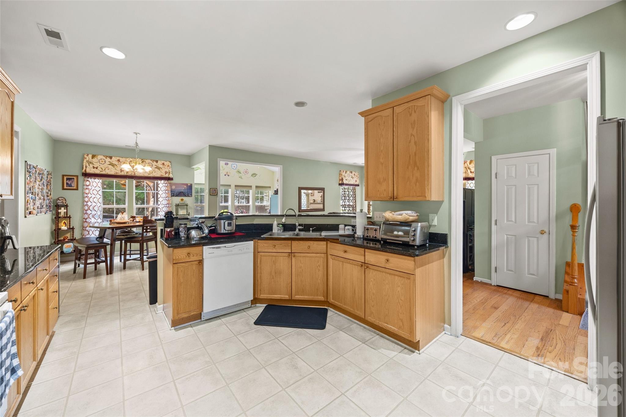 659 E Cheval Drive Property Photo 11