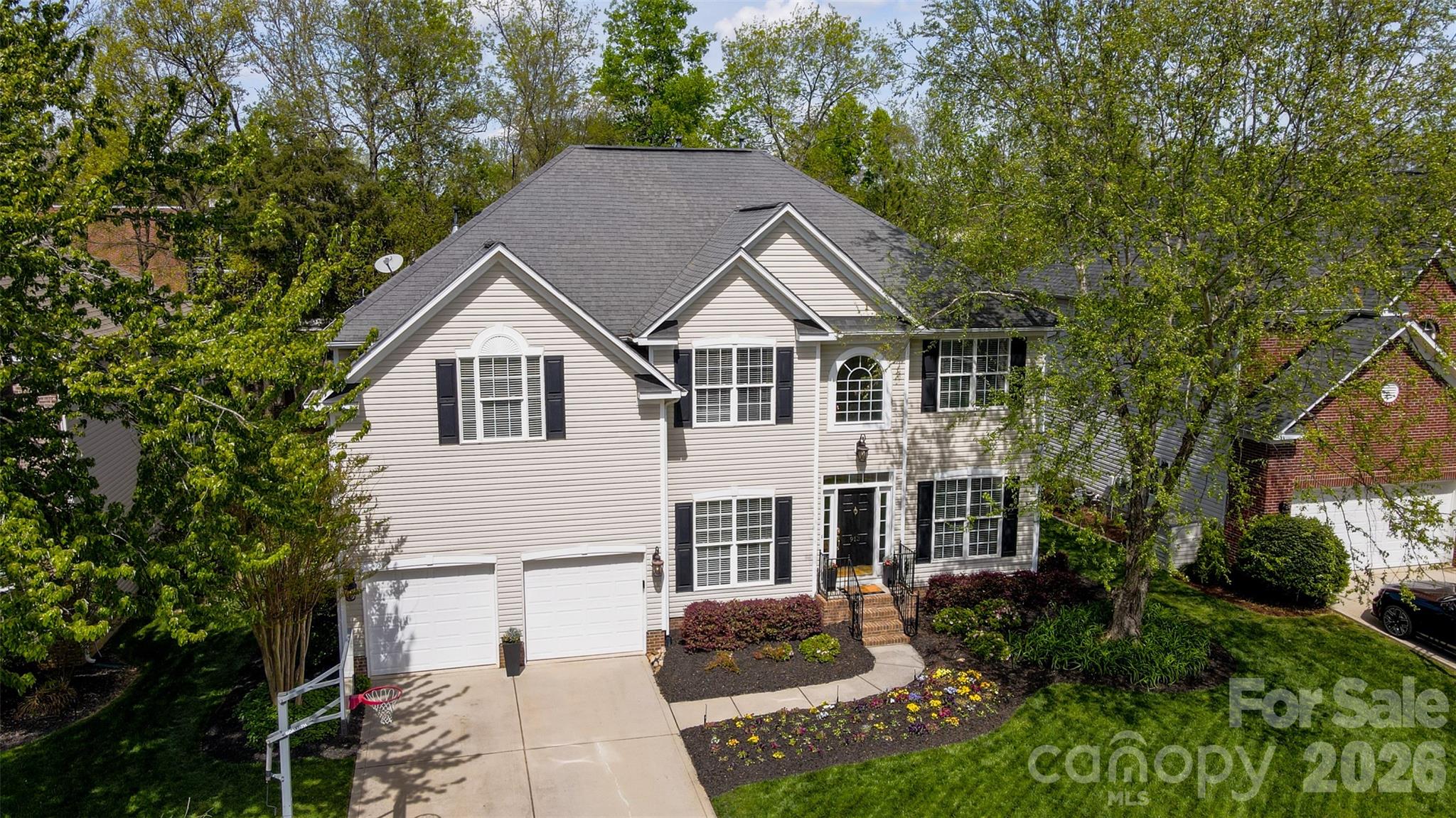 913 Grayscroft Drive Property Photo 3