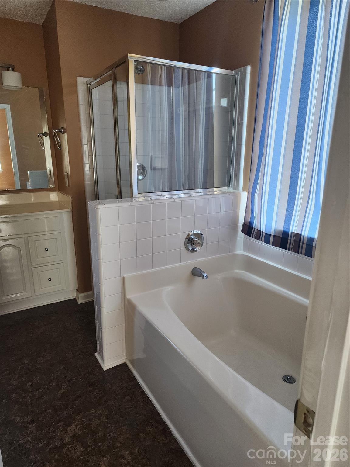 2411 Celosia Drive Property Photo 8