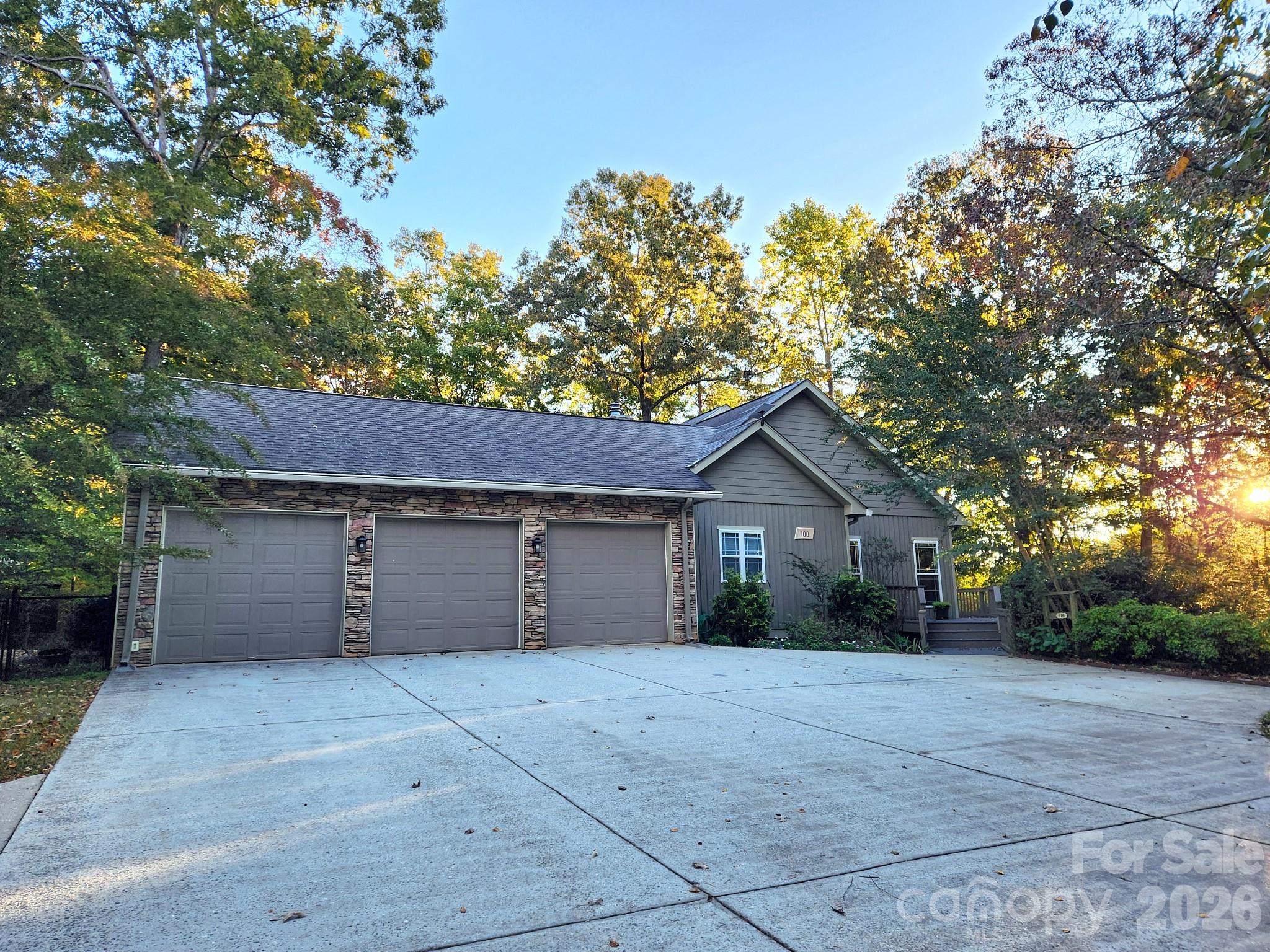 100 Hannah Drive Property Photo 2