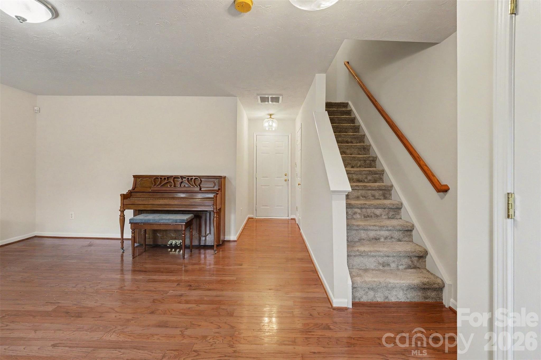 9866 Treeside Lane Property Photo 5