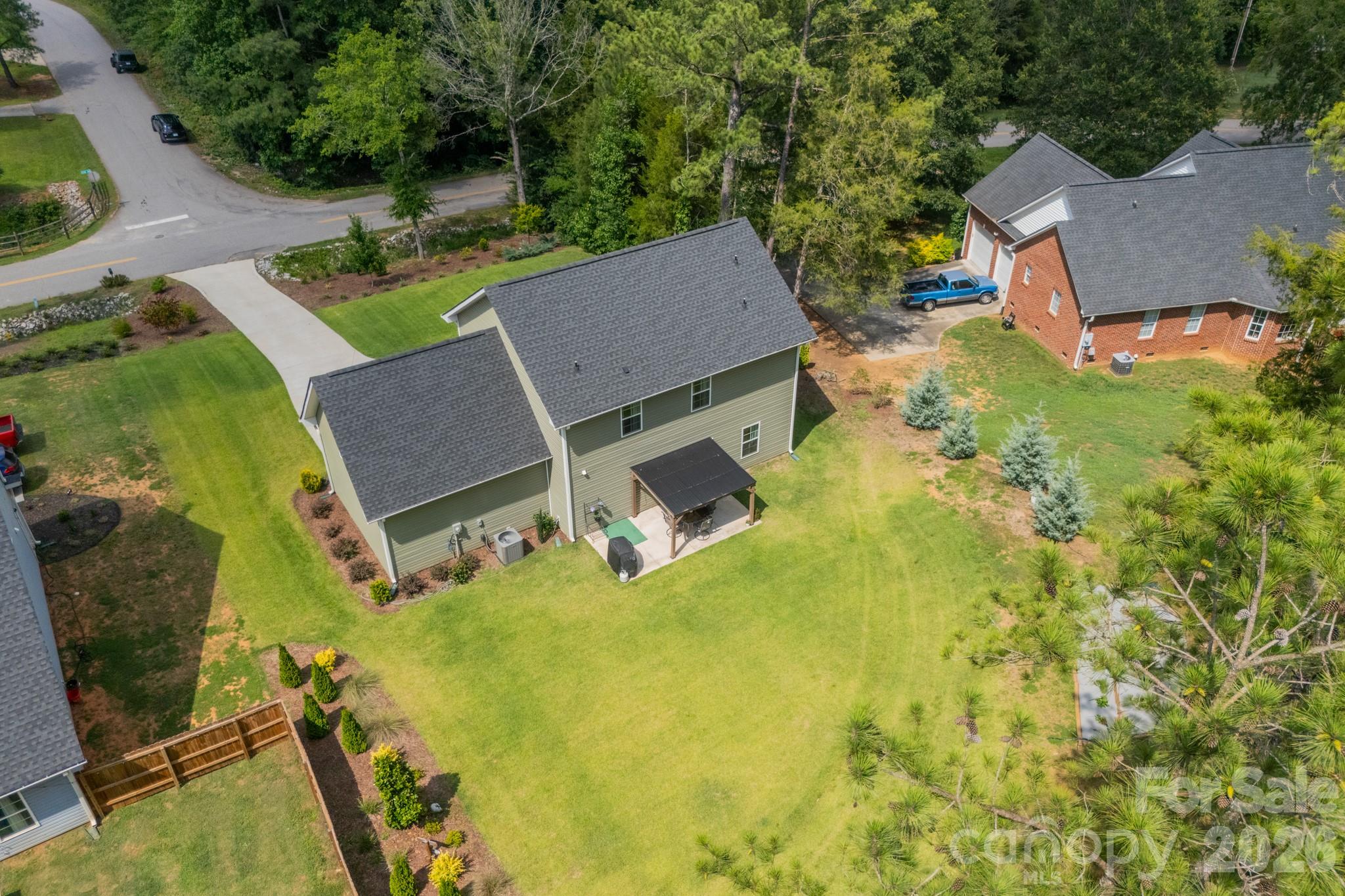 1977 Charles Avenue Property Photo 3