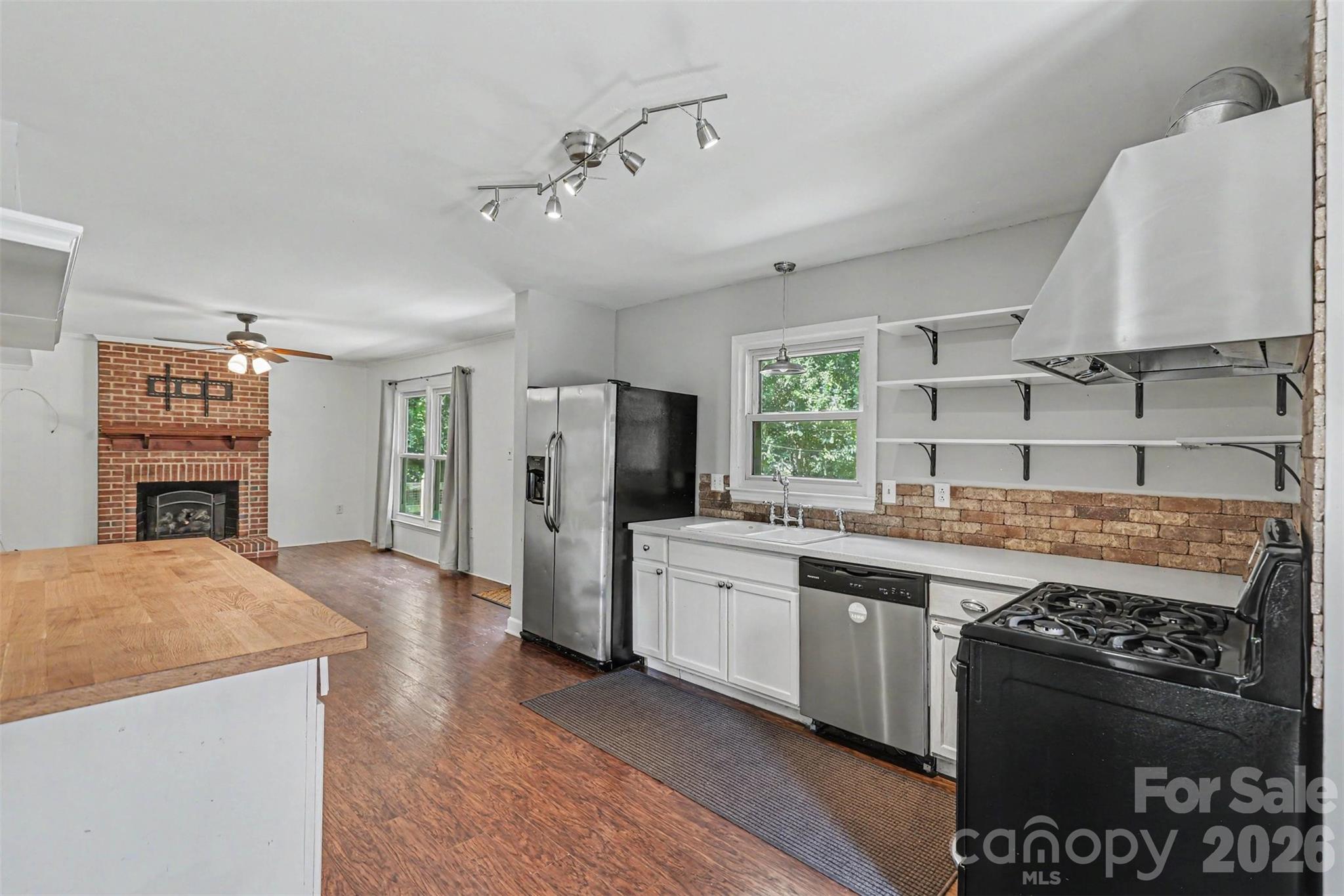 320 Sunnywood Lane Property Photo 4