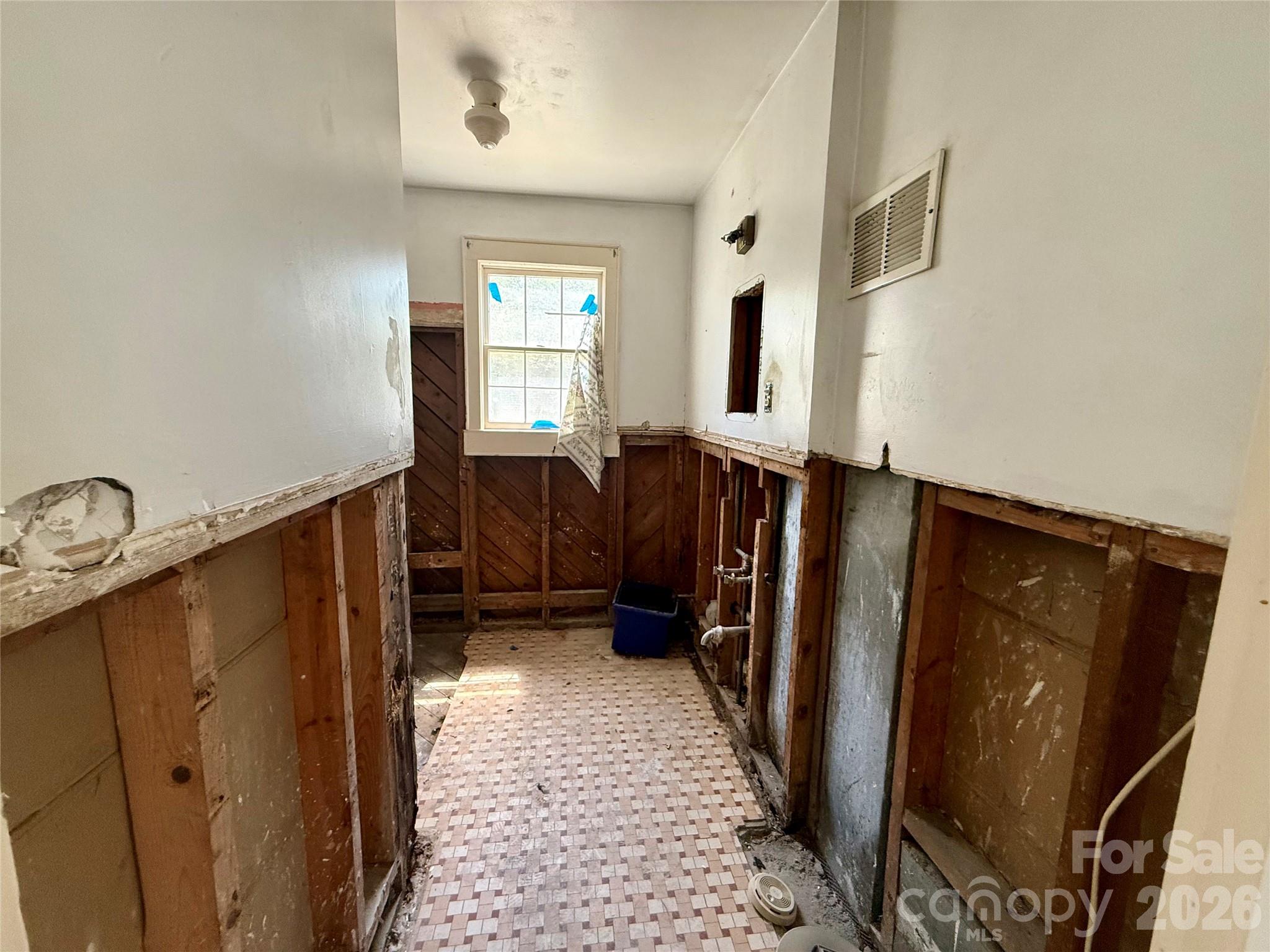1400 Central Drive Property Photo 13