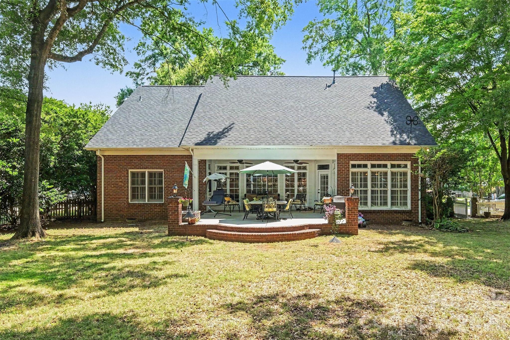 1484 Summit View Drive Property Photo 2