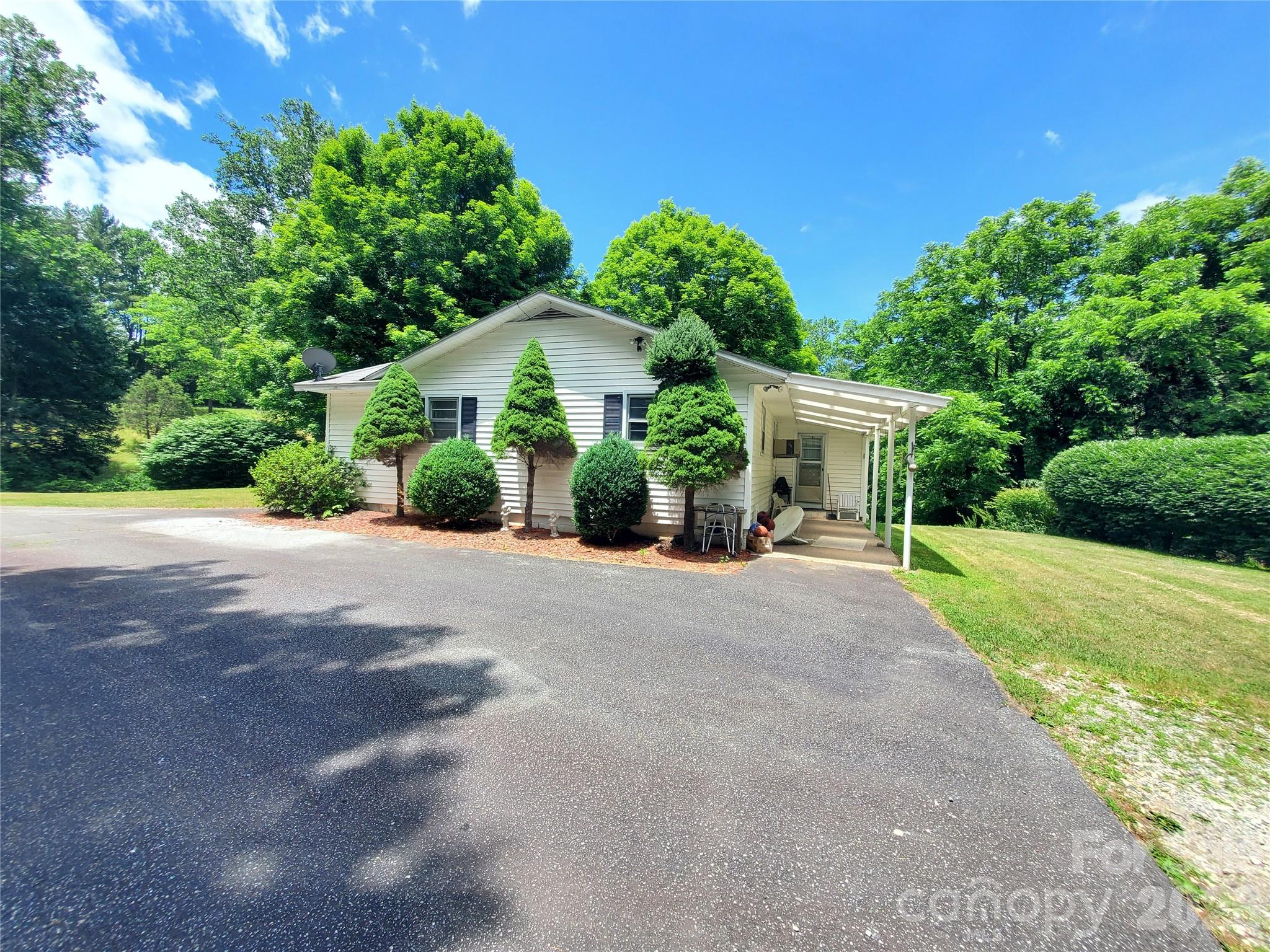 886 Hanging Rock Road Property Photo 7