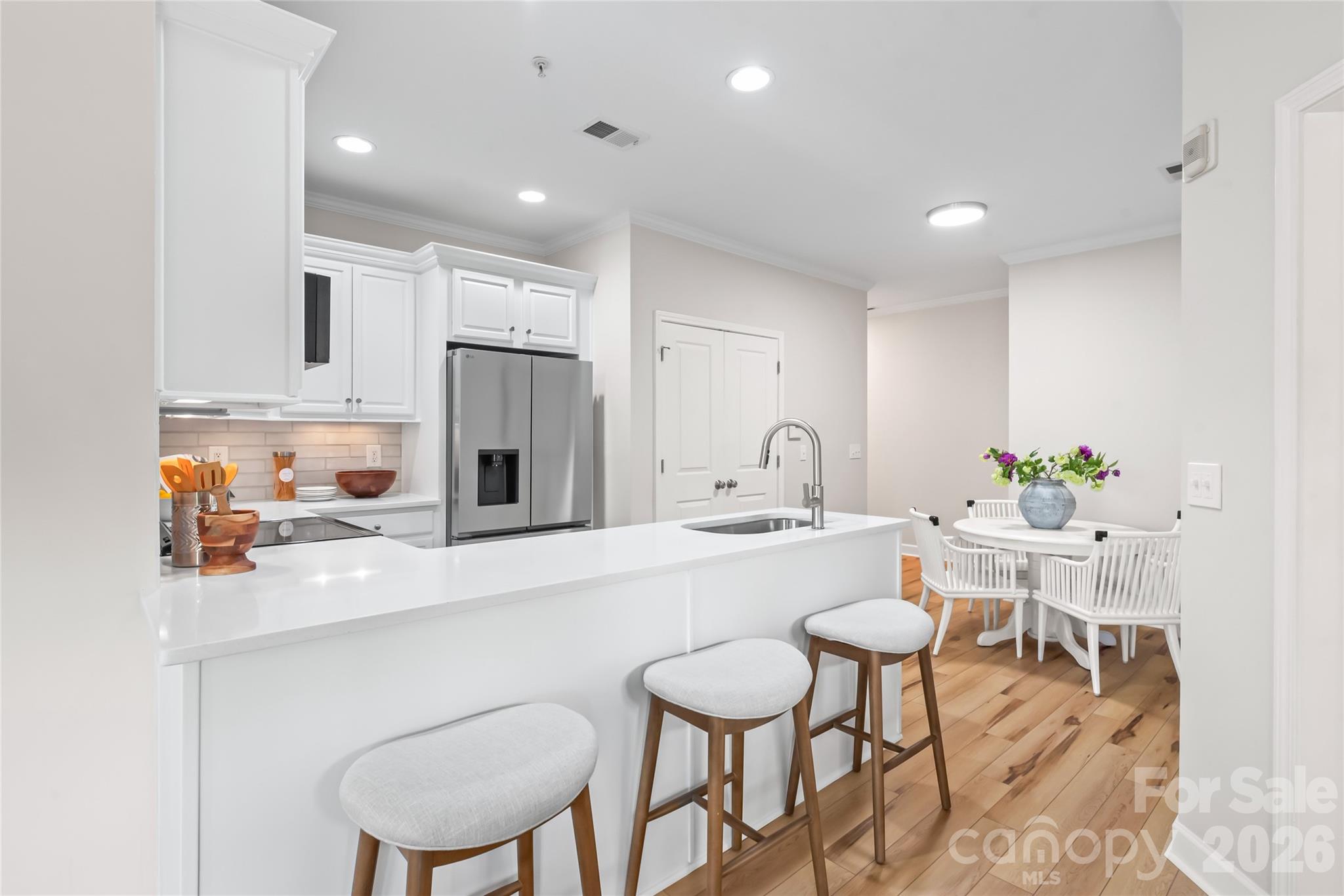 2000 Euclid Avenue D2 Property Photo 11