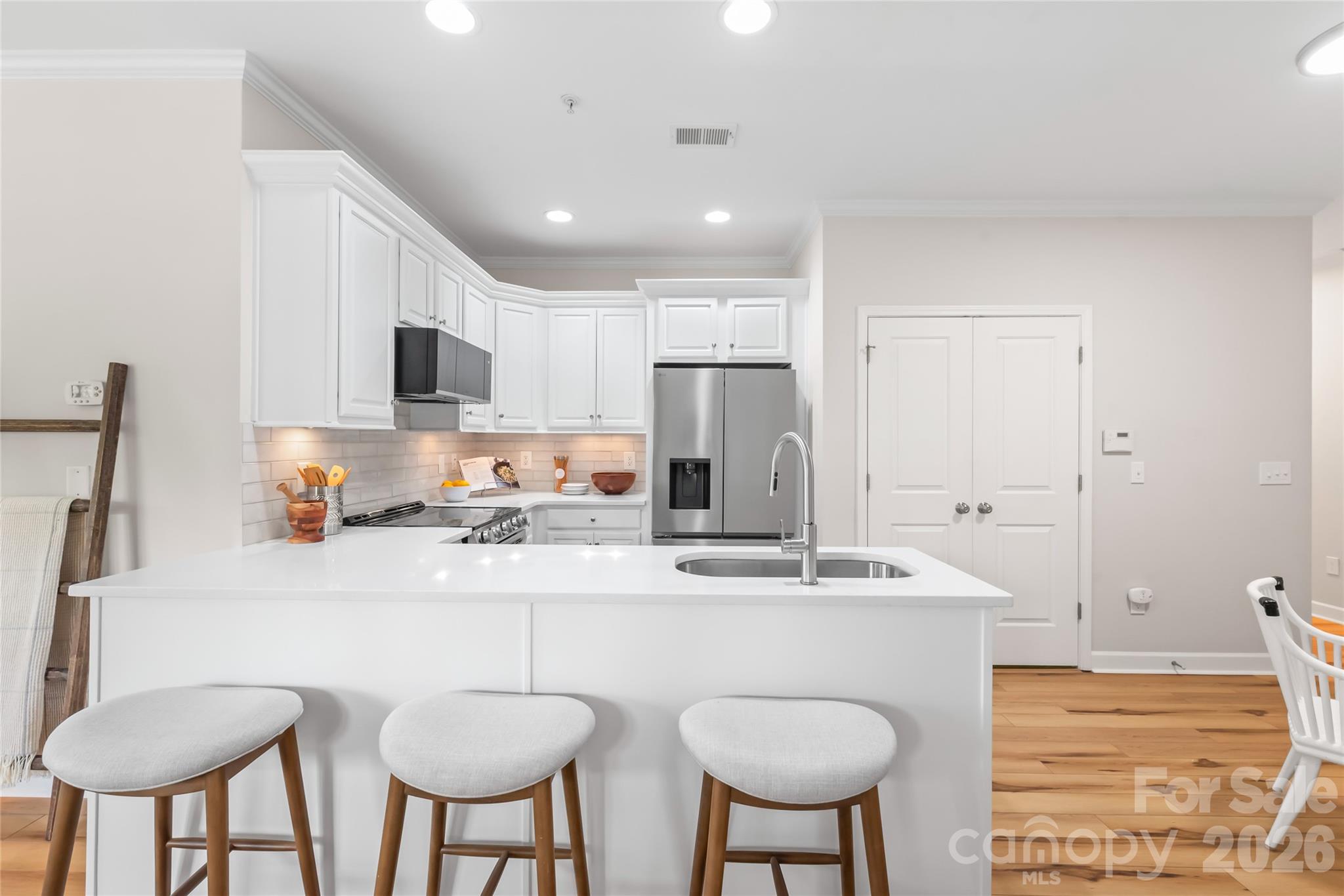 2000 Euclid Avenue D2 Property Photo 12