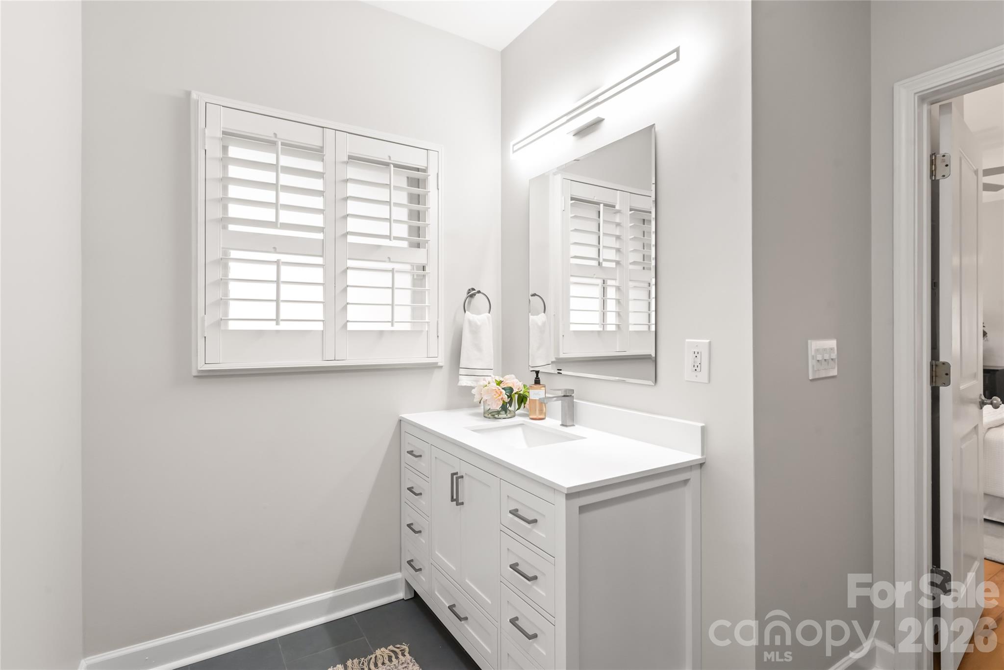 2000 Euclid Avenue D2 Property Photo 25