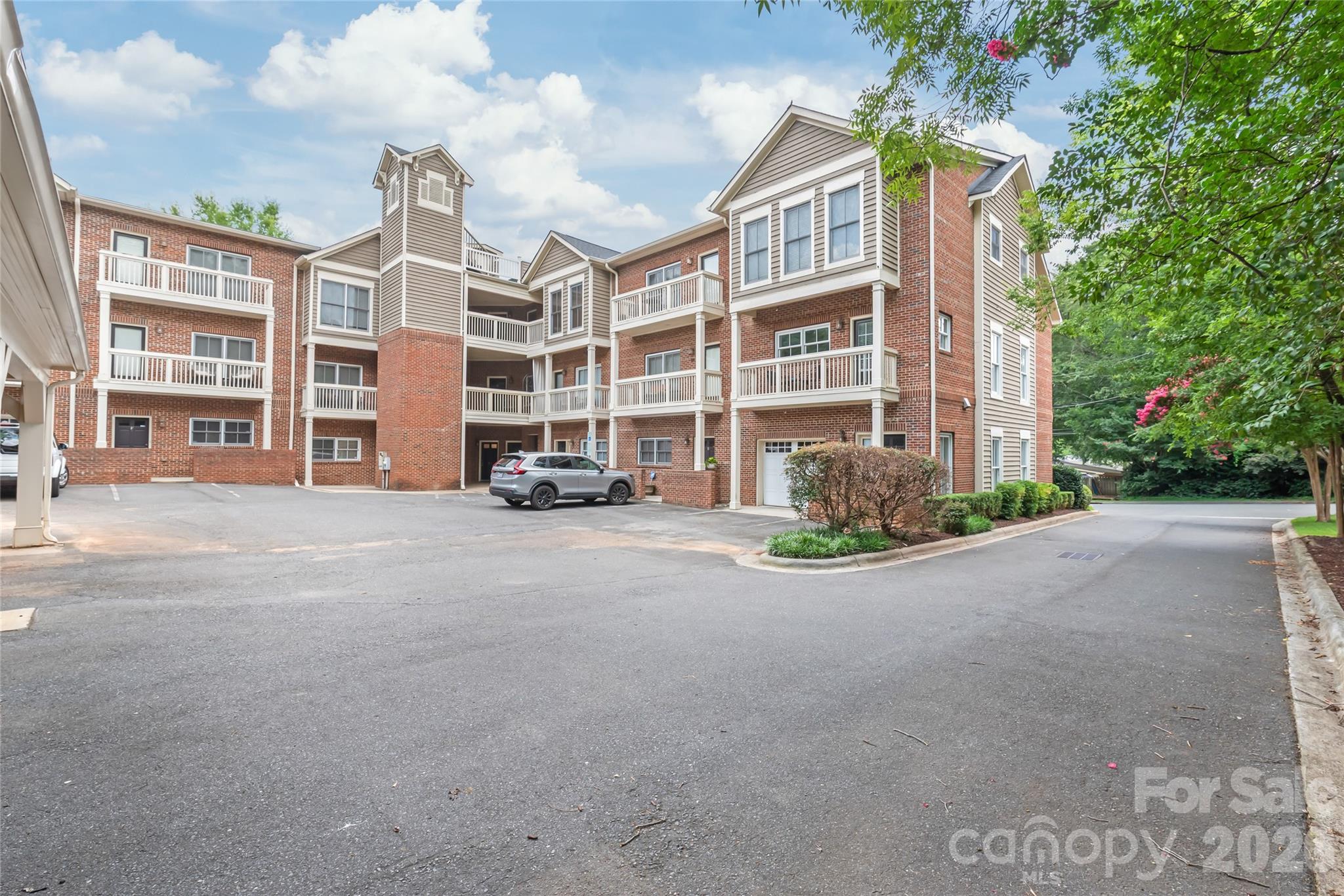 2000 Euclid Avenue D2 Property Photo 32