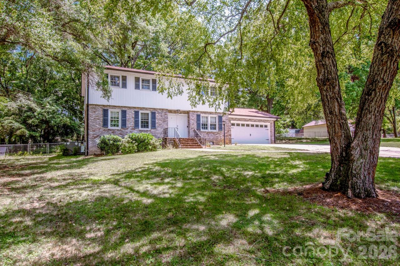 734 Willow Lane Property Photo 1