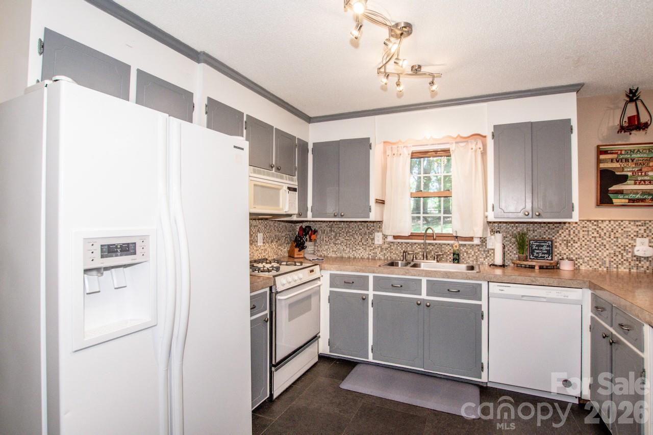 734 Willow Lane Property Photo 6