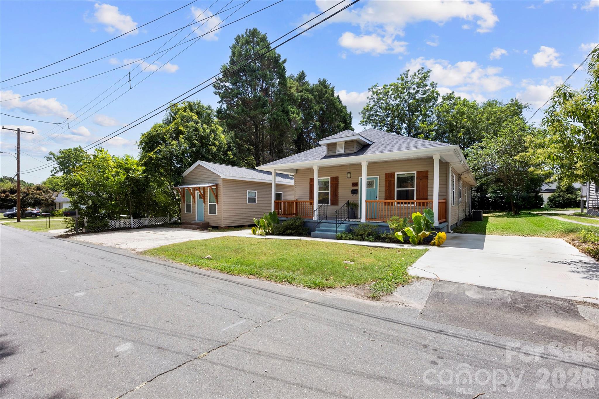 904 Laye Street Property Photo 3