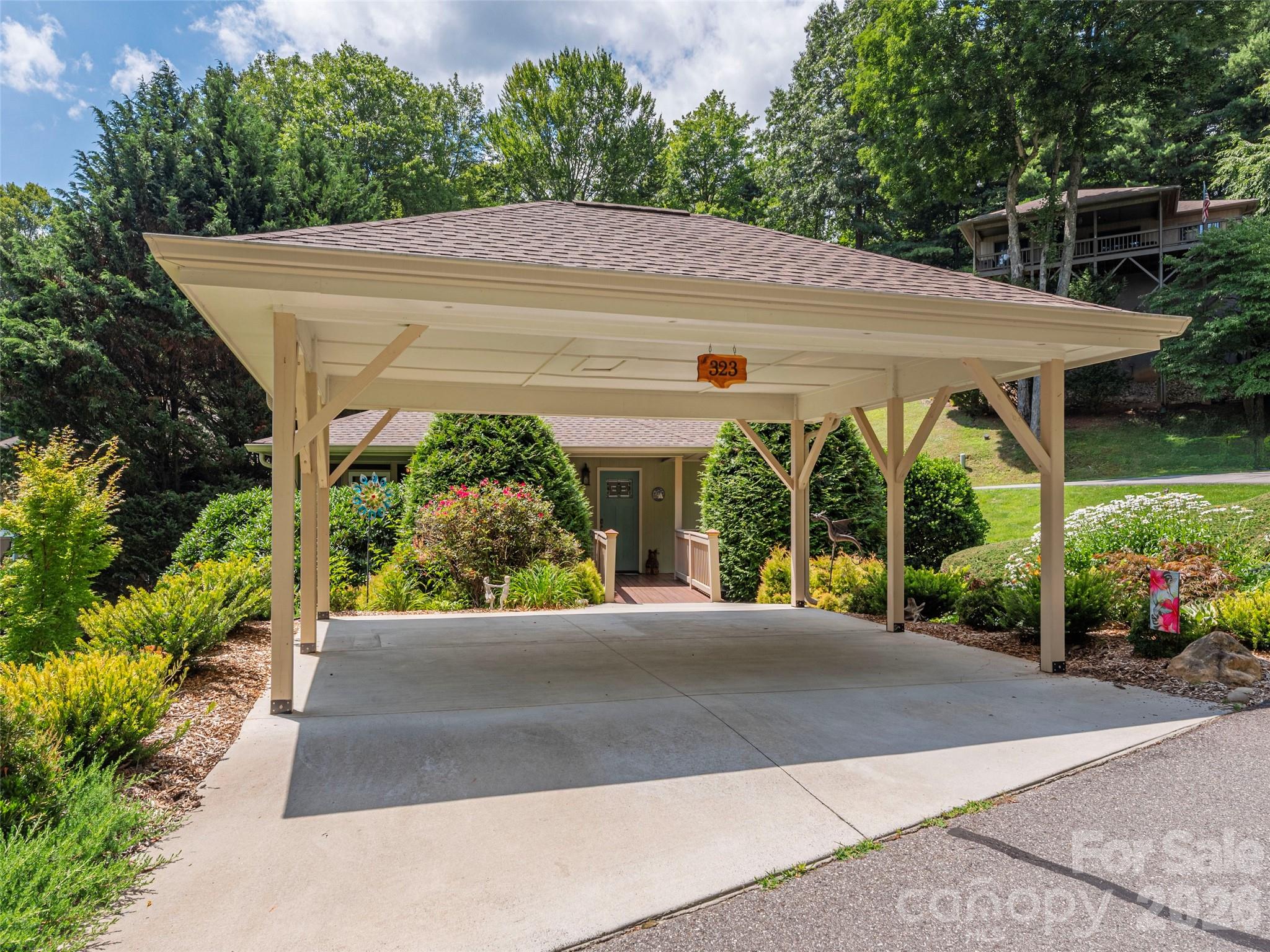 323 Hawks Crest Drive Property Photo 2