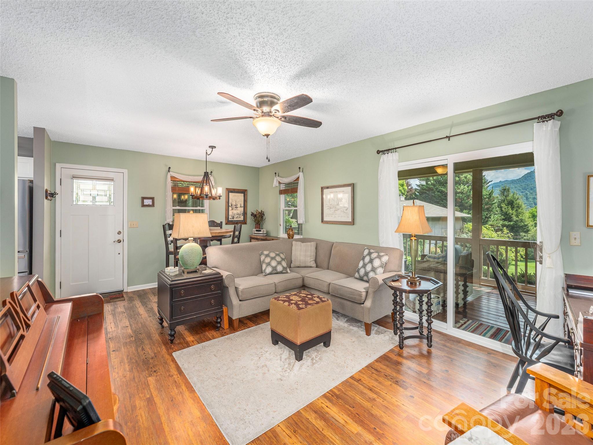 323 Hawks Crest Drive Property Photo 15