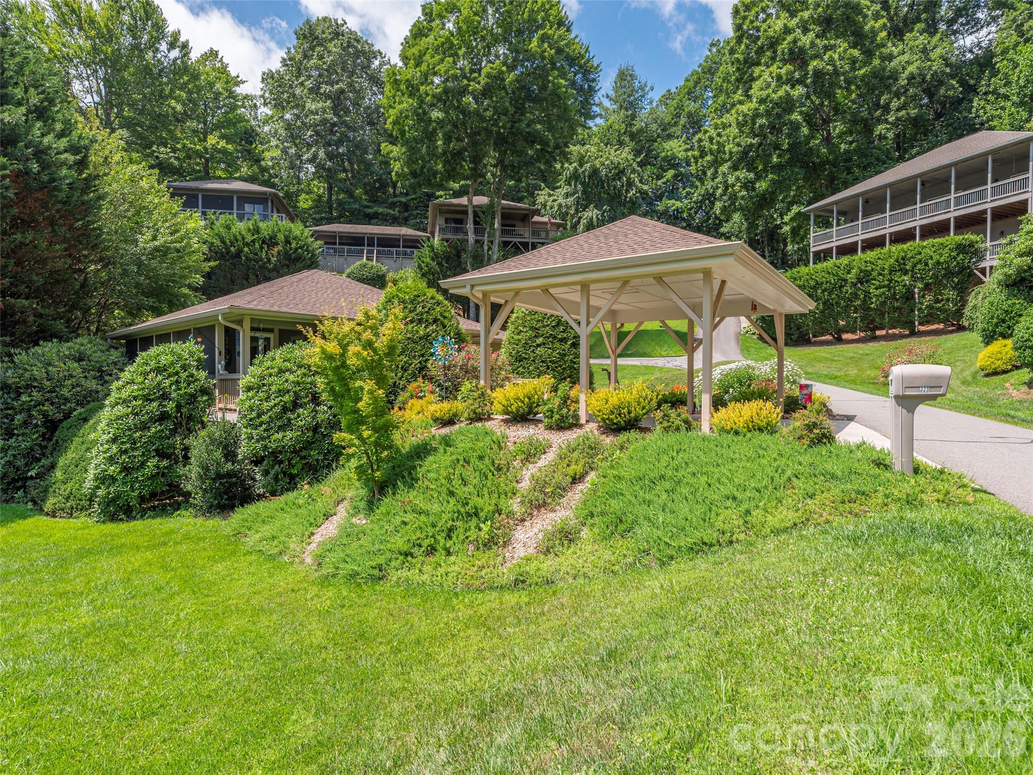 323 Hawks Crest Drive Property Photo 28
