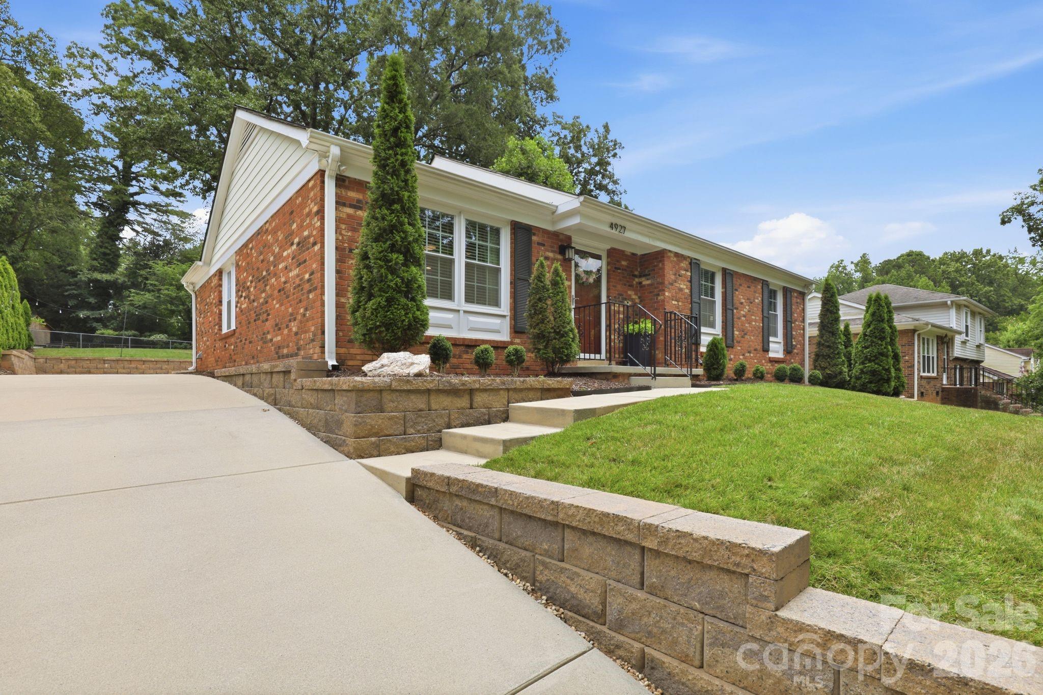 4927 Farm Pond Lane Property Photo 3