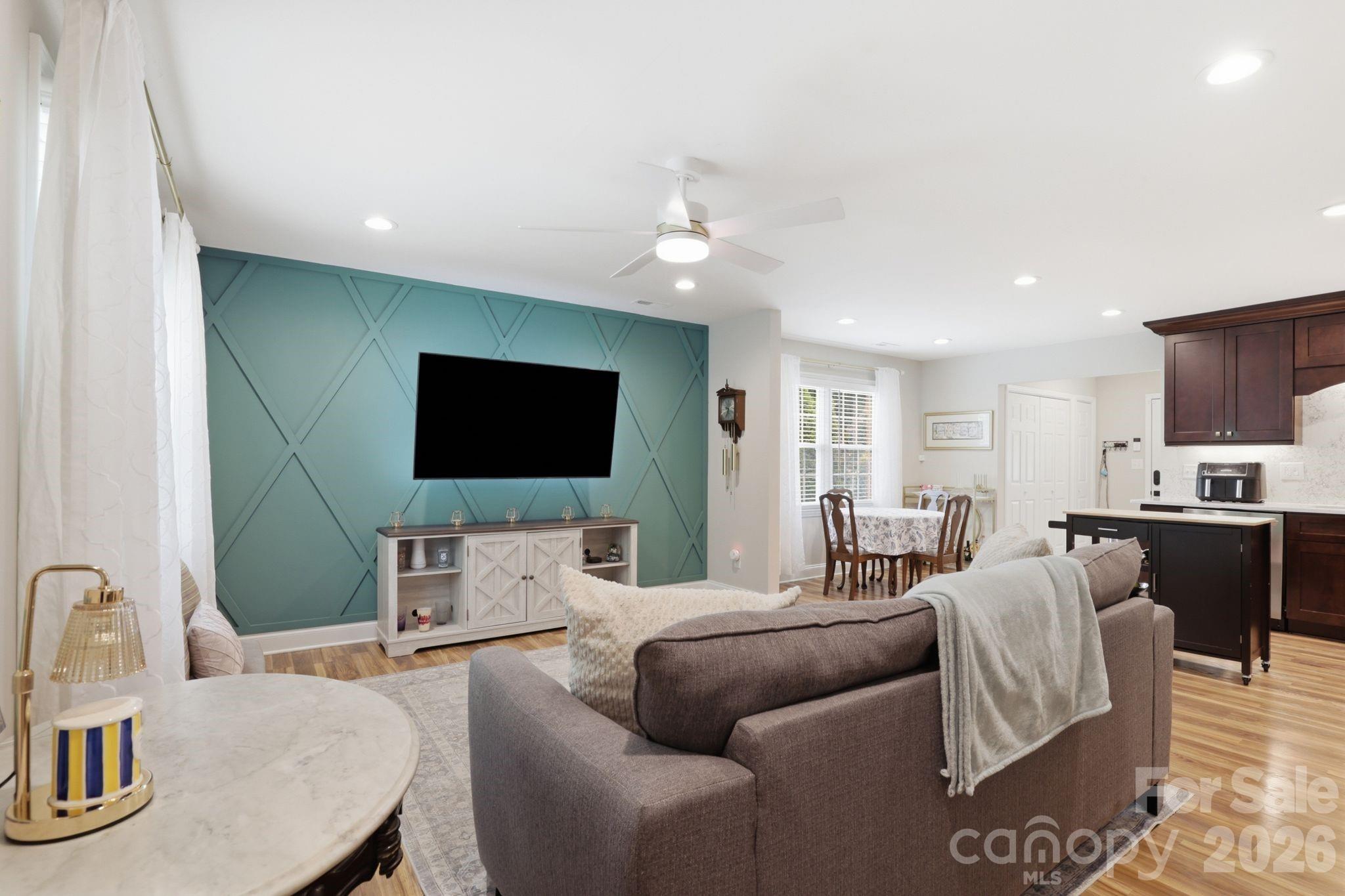 4927 Farm Pond Lane Property Photo 4