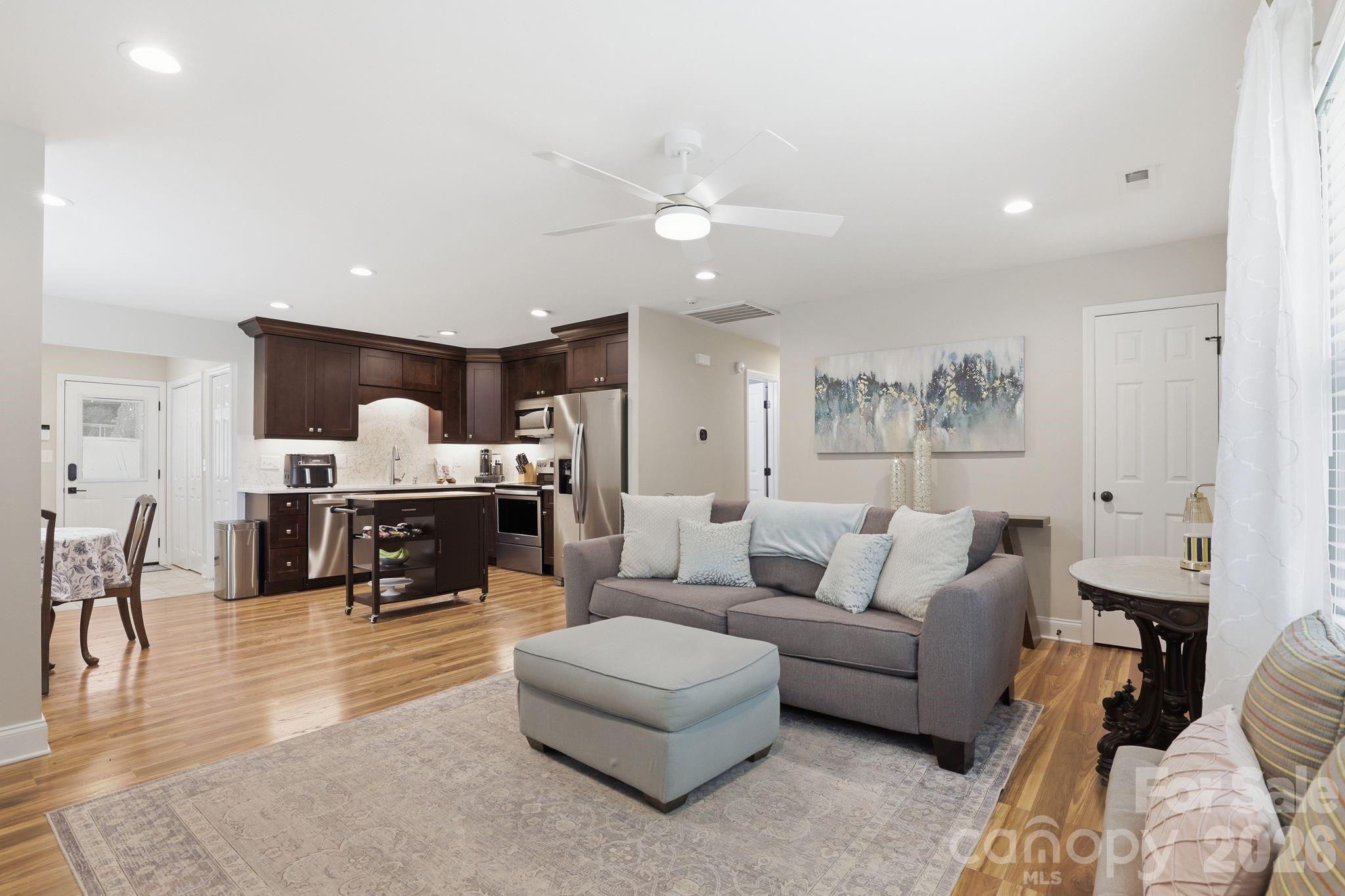 4927 Farm Pond Lane Property Photo 6